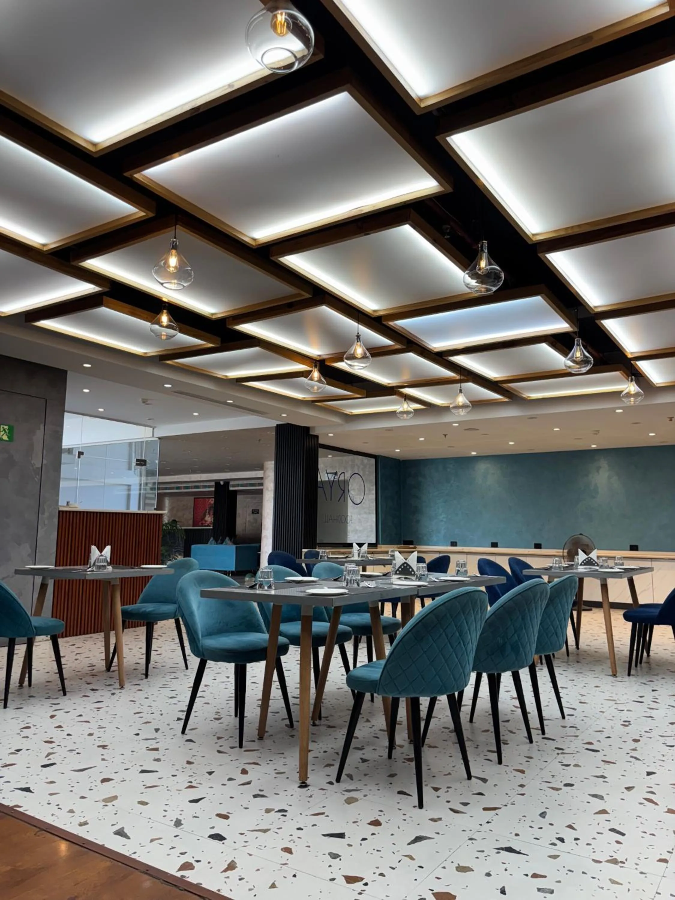 Restaurant/places to eat in Dolphin Club And Resort