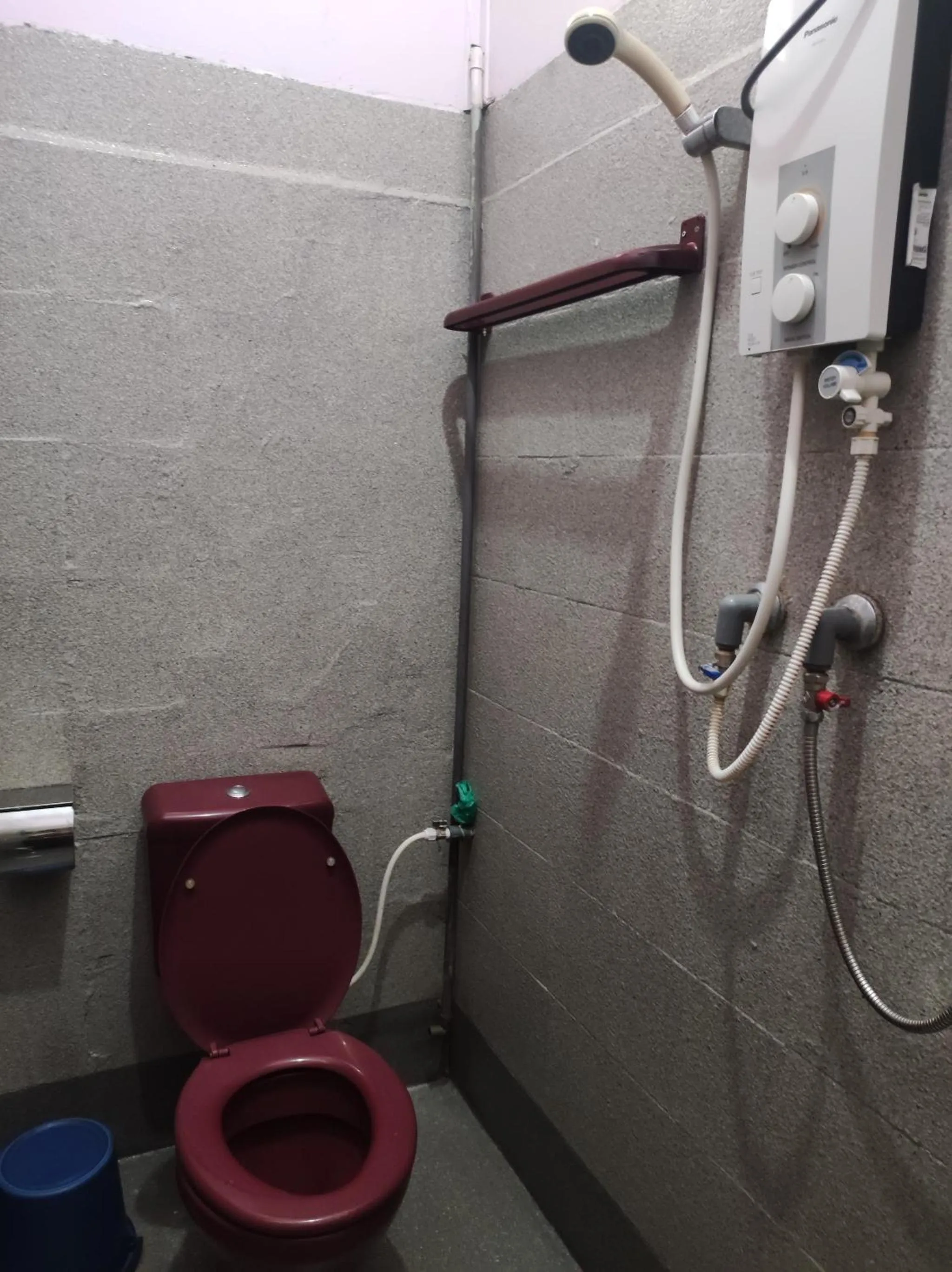 Toilet in Horizon Inn