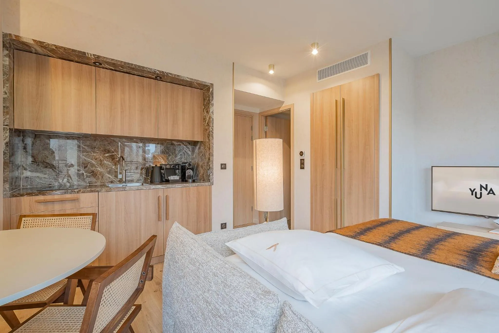 Kitchen or kitchenette, Bed in Yuna Porte-Maillot - ApartHotel