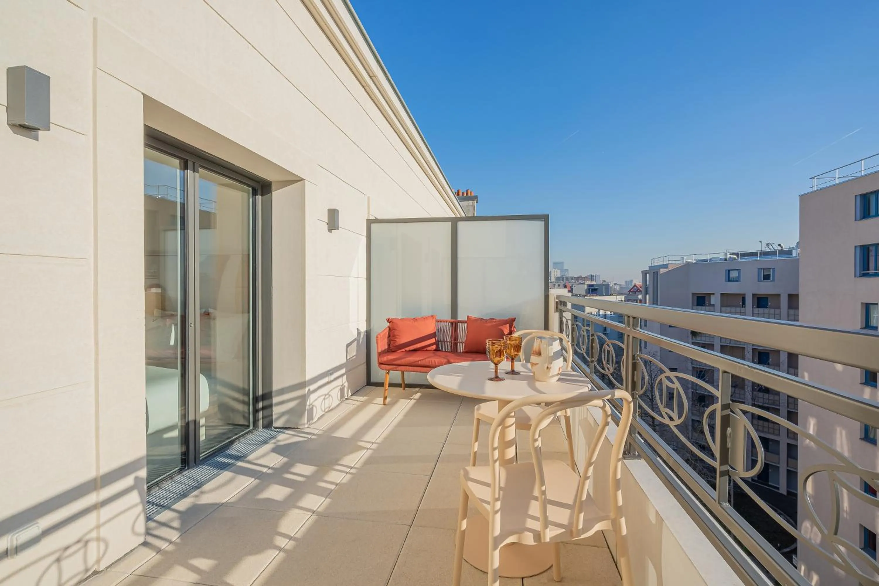 Patio in Yuna Porte-Maillot - ApartHotel