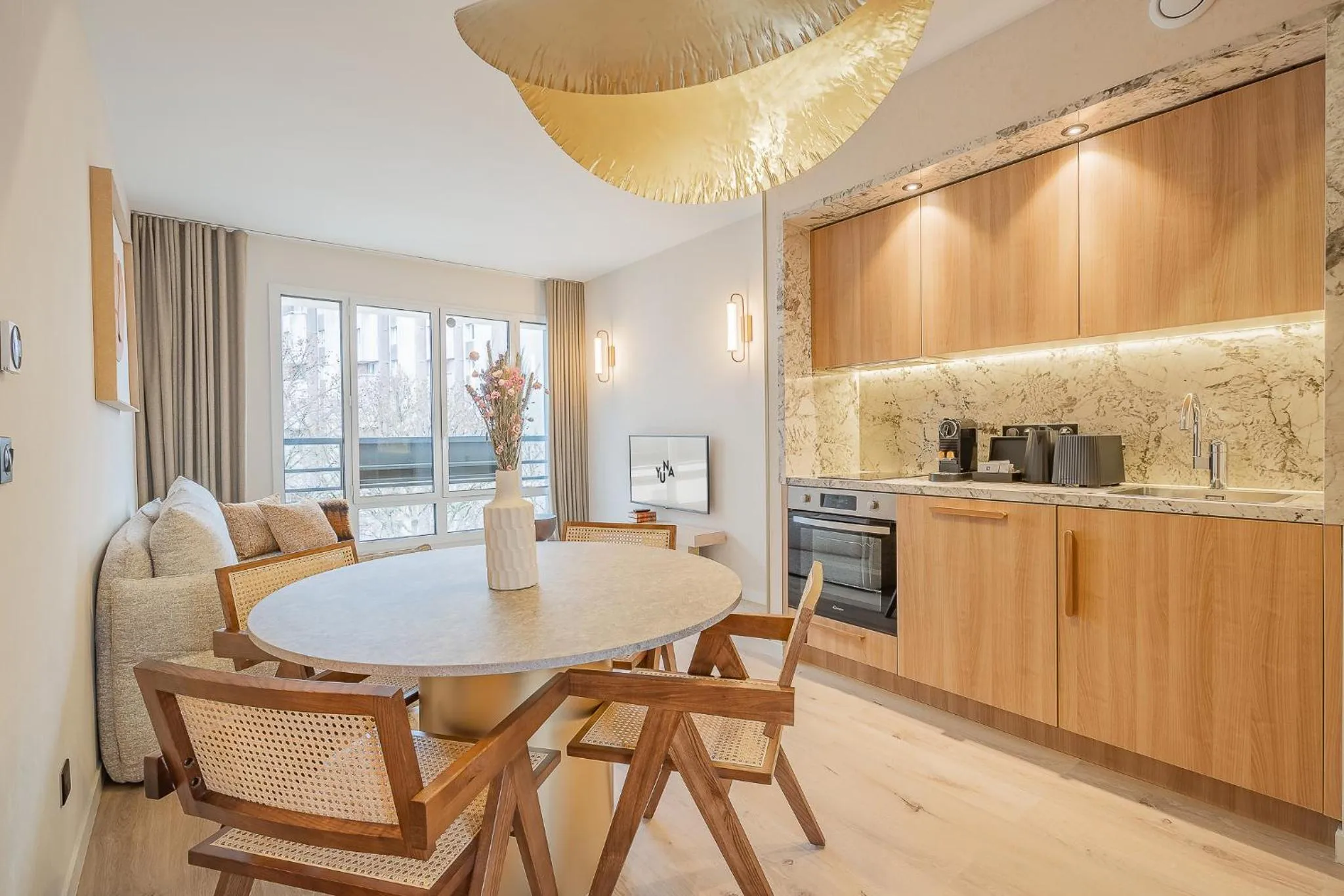 Dining area in Yuna Porte-Maillot - ApartHotel