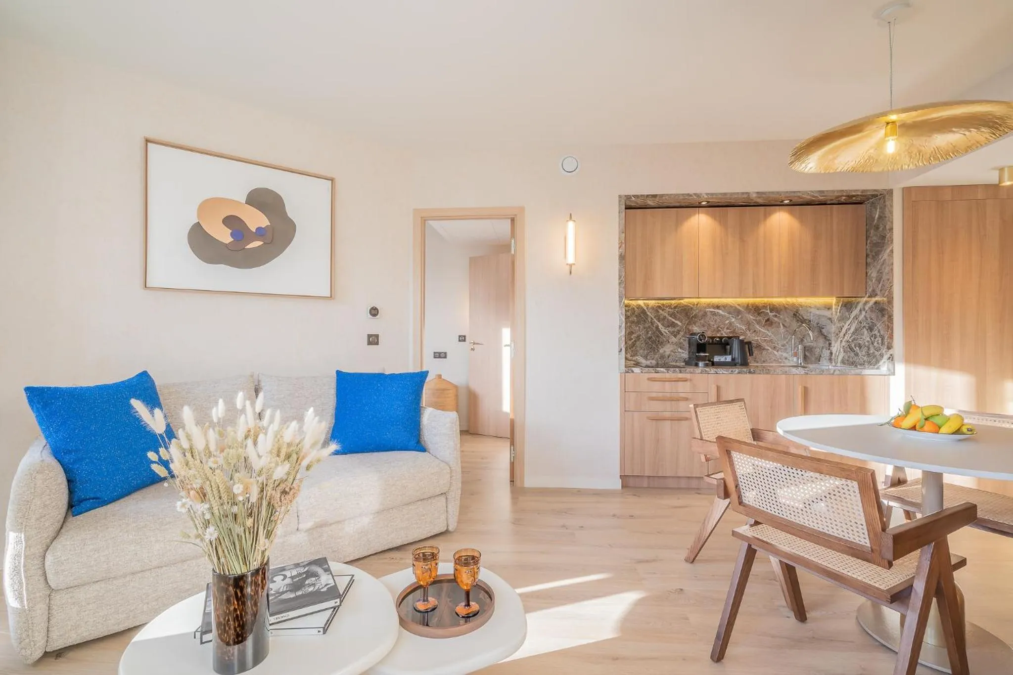 Kitchen or kitchenette in Yuna Porte-Maillot - ApartHotel