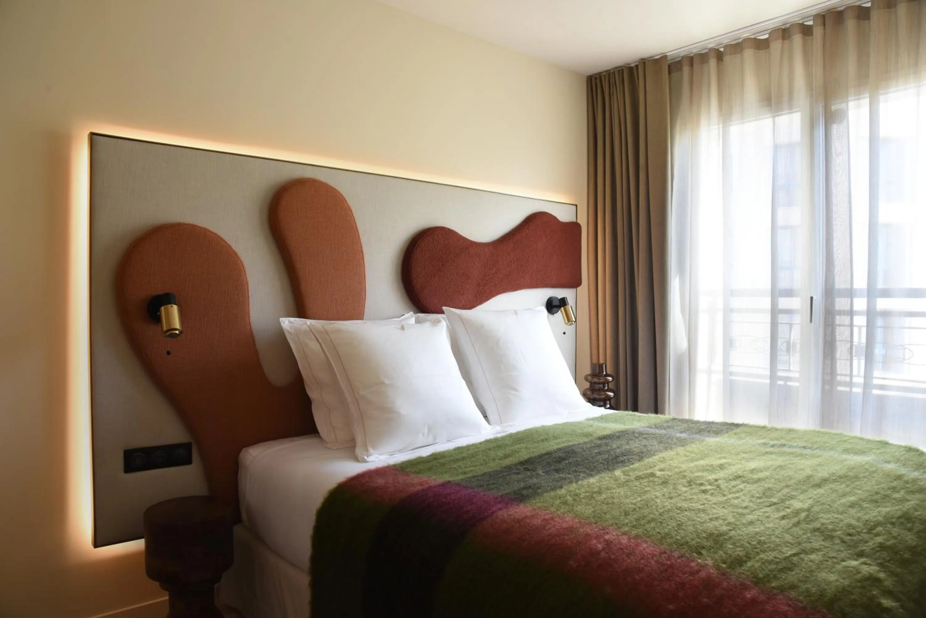Photo of the whole room, Bed in Yuna Porte-Maillot - ApartHotel