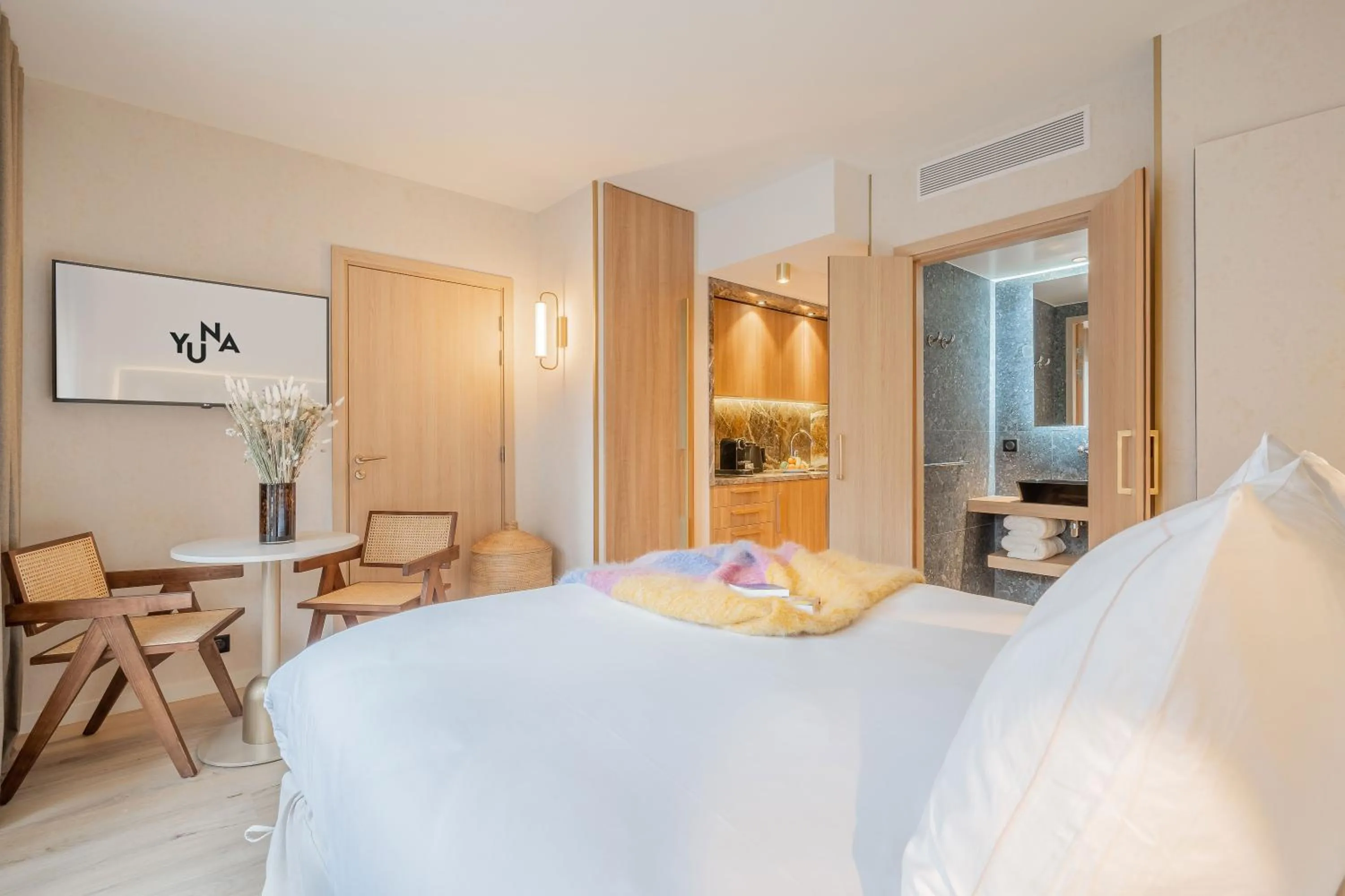 Bathroom, Bed in Yuna Porte-Maillot - ApartHotel