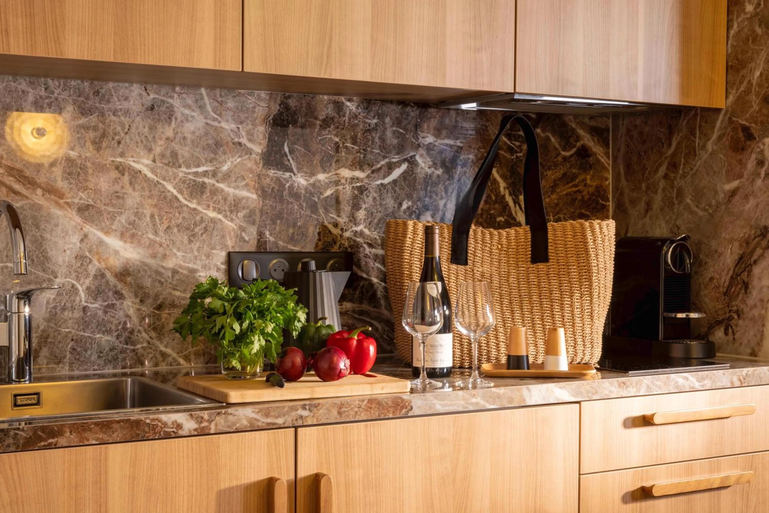 Kitchen or kitchenette in Yuna Porte-Maillot - ApartHotel