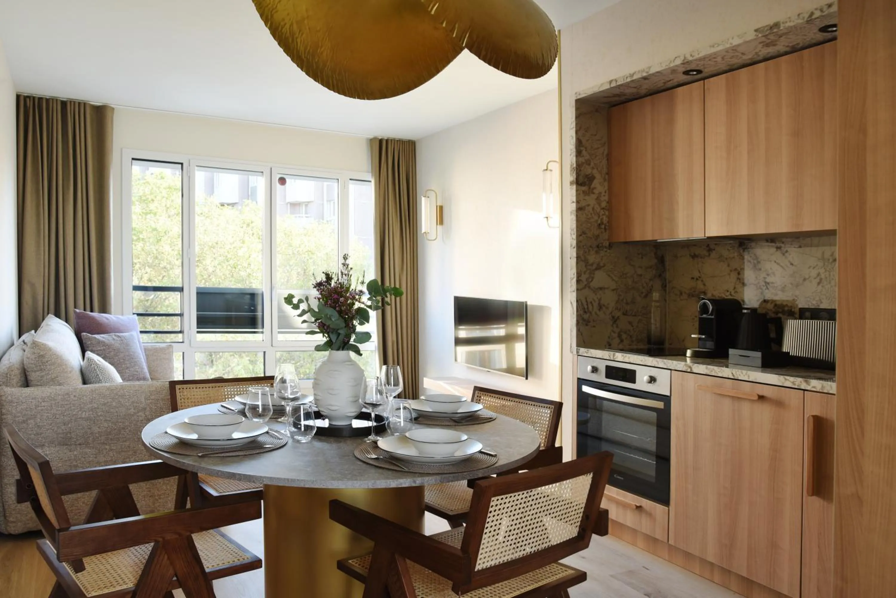 Dining area in Yuna Porte-Maillot - ApartHotel