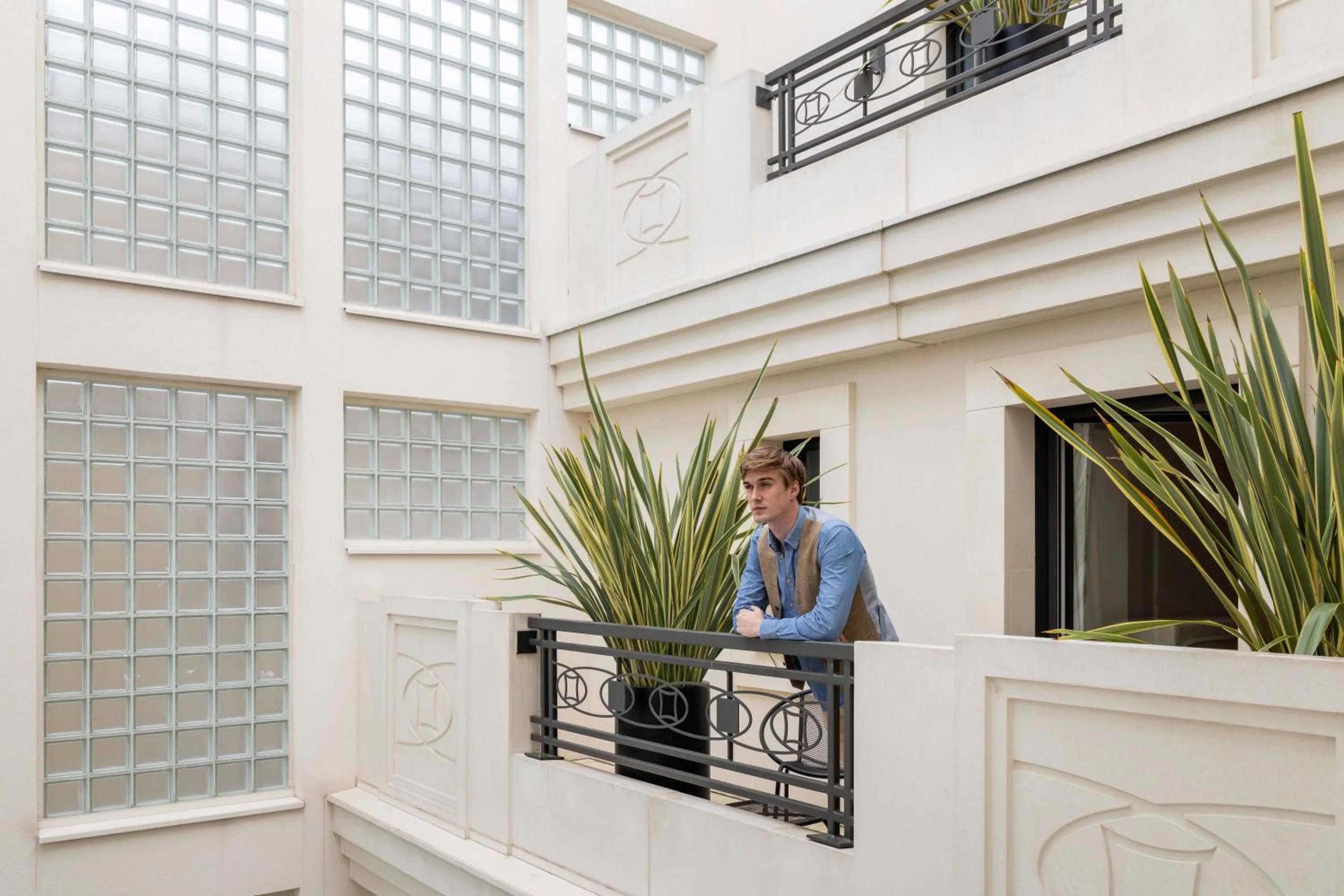 Guests in Yuna Porte-Maillot - ApartHotel