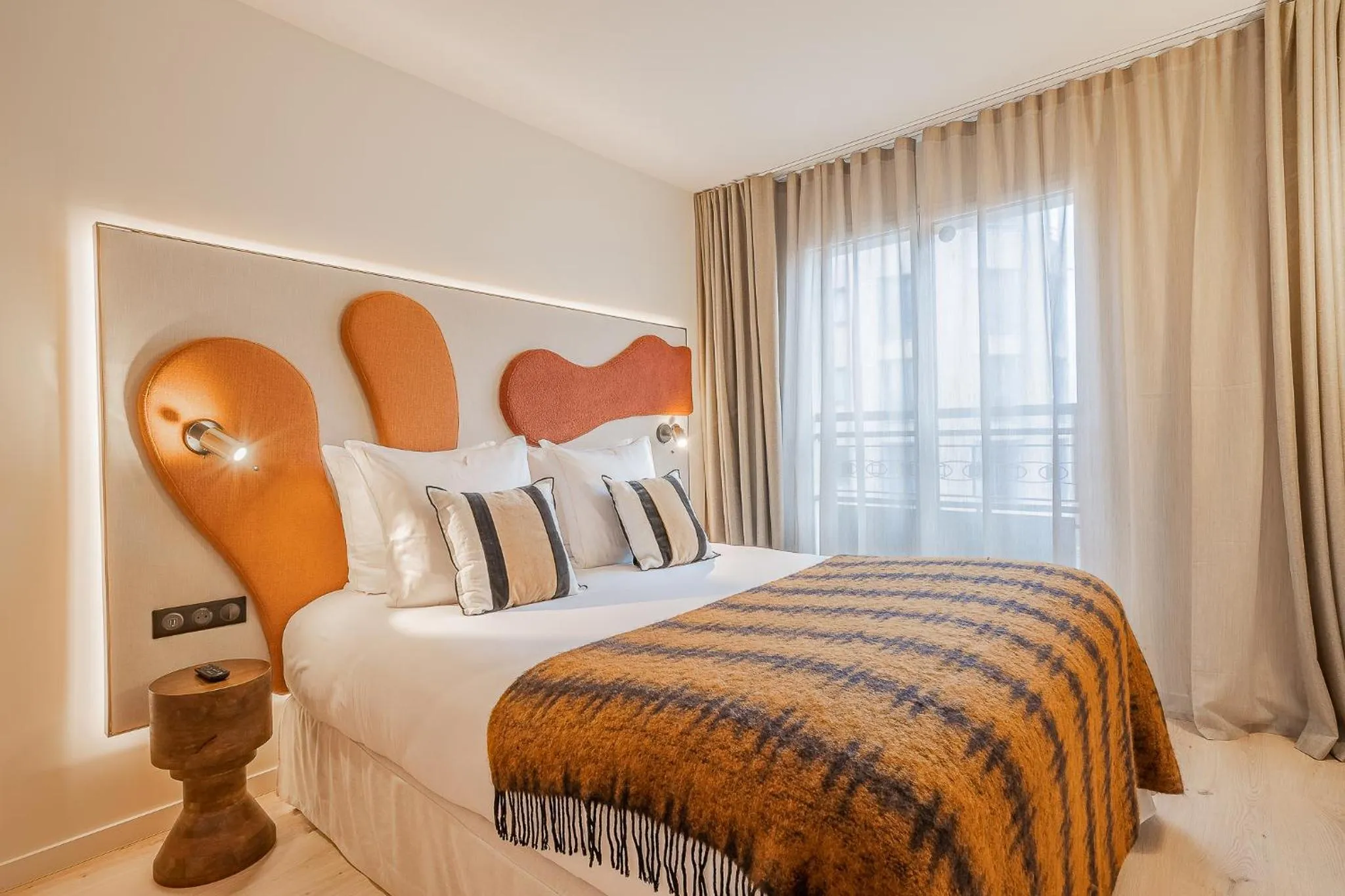 Bed in Yuna Porte-Maillot - ApartHotel