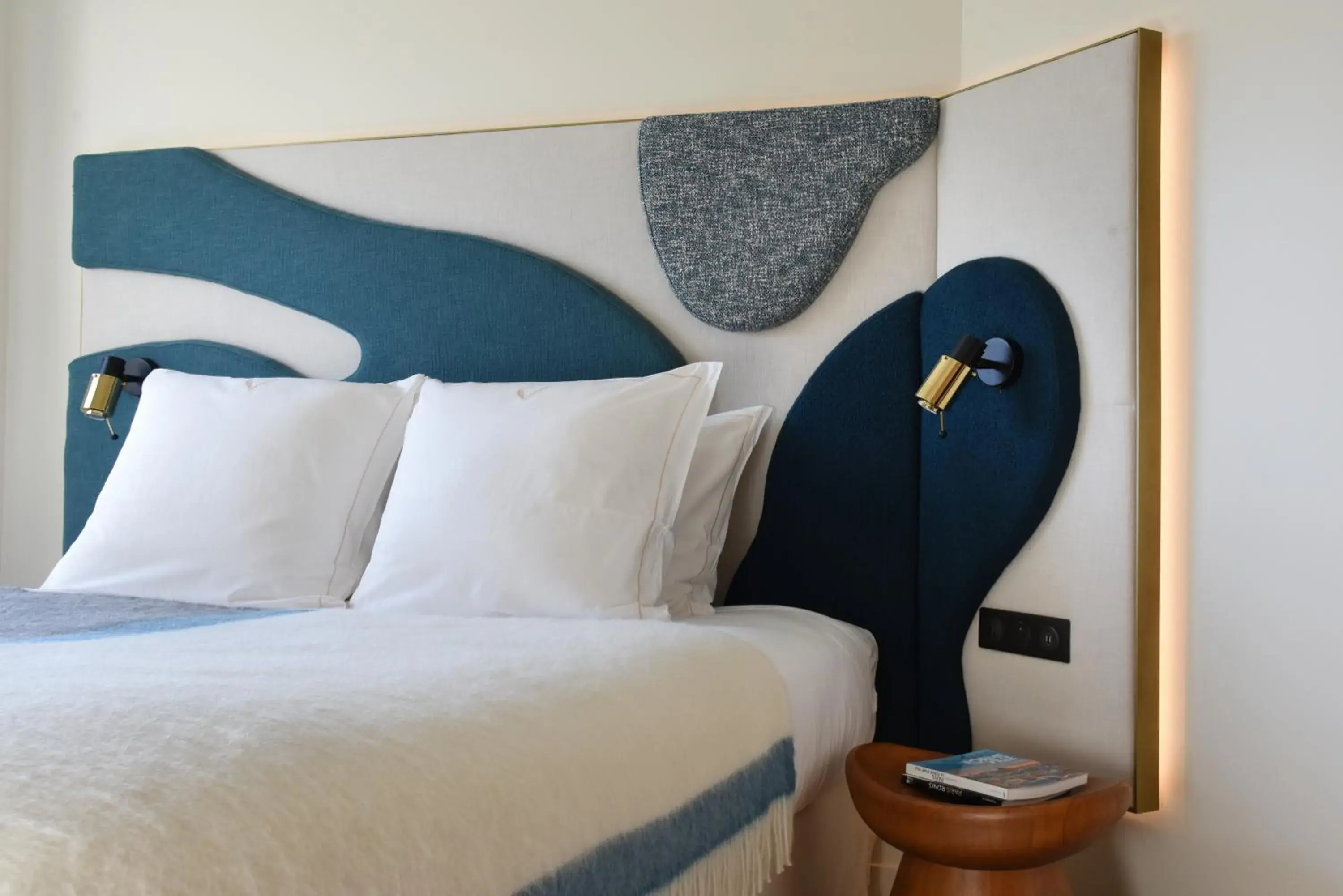 Bedroom, Bed in Yuna Porte-Maillot - ApartHotel Bedroom, Bed in Yuna Porte-Maillot - ApartHotel