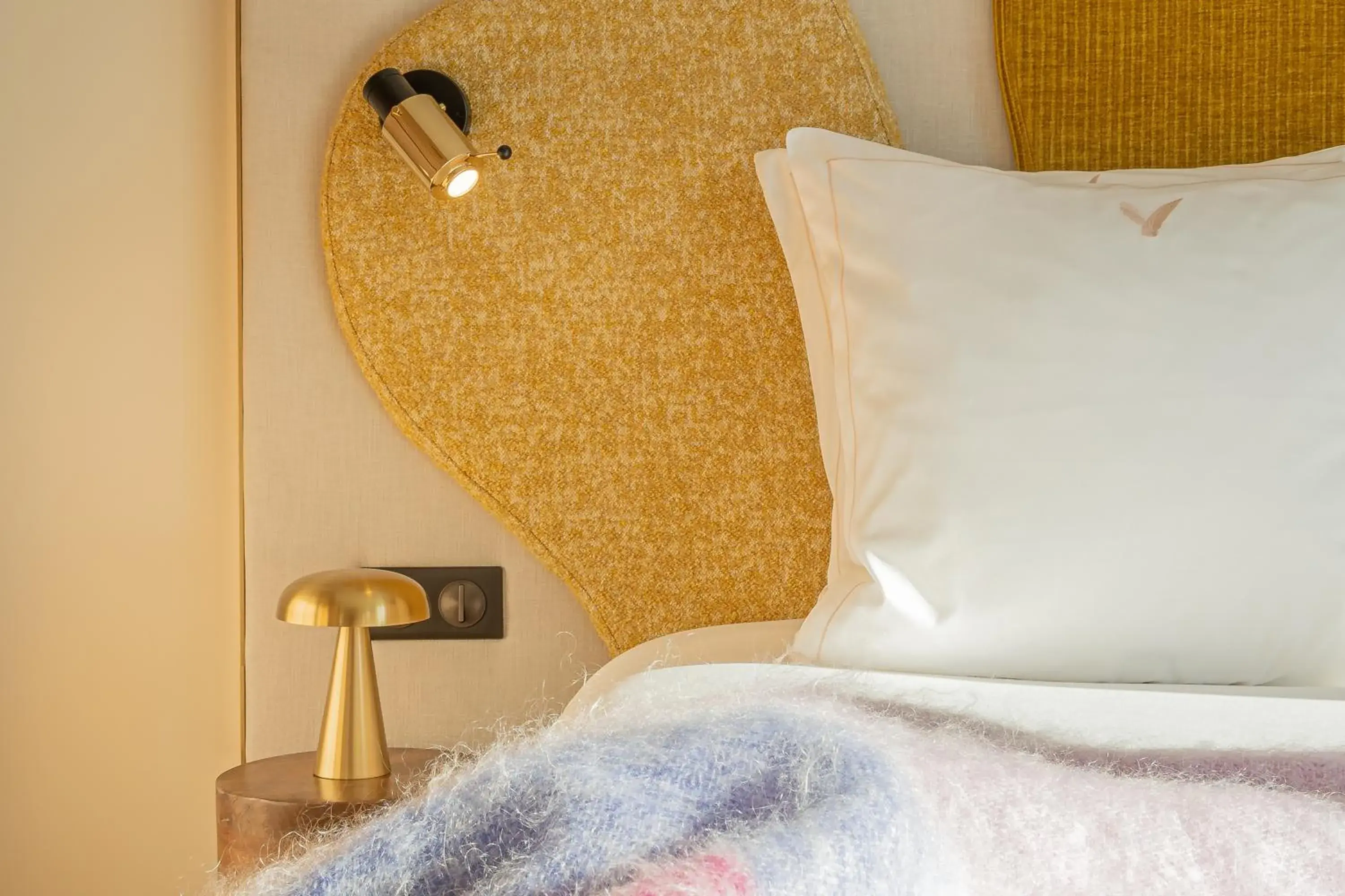 Bed in Yuna Porte-Maillot - ApartHotel Bed in Yuna Porte-Maillot - ApartHotel