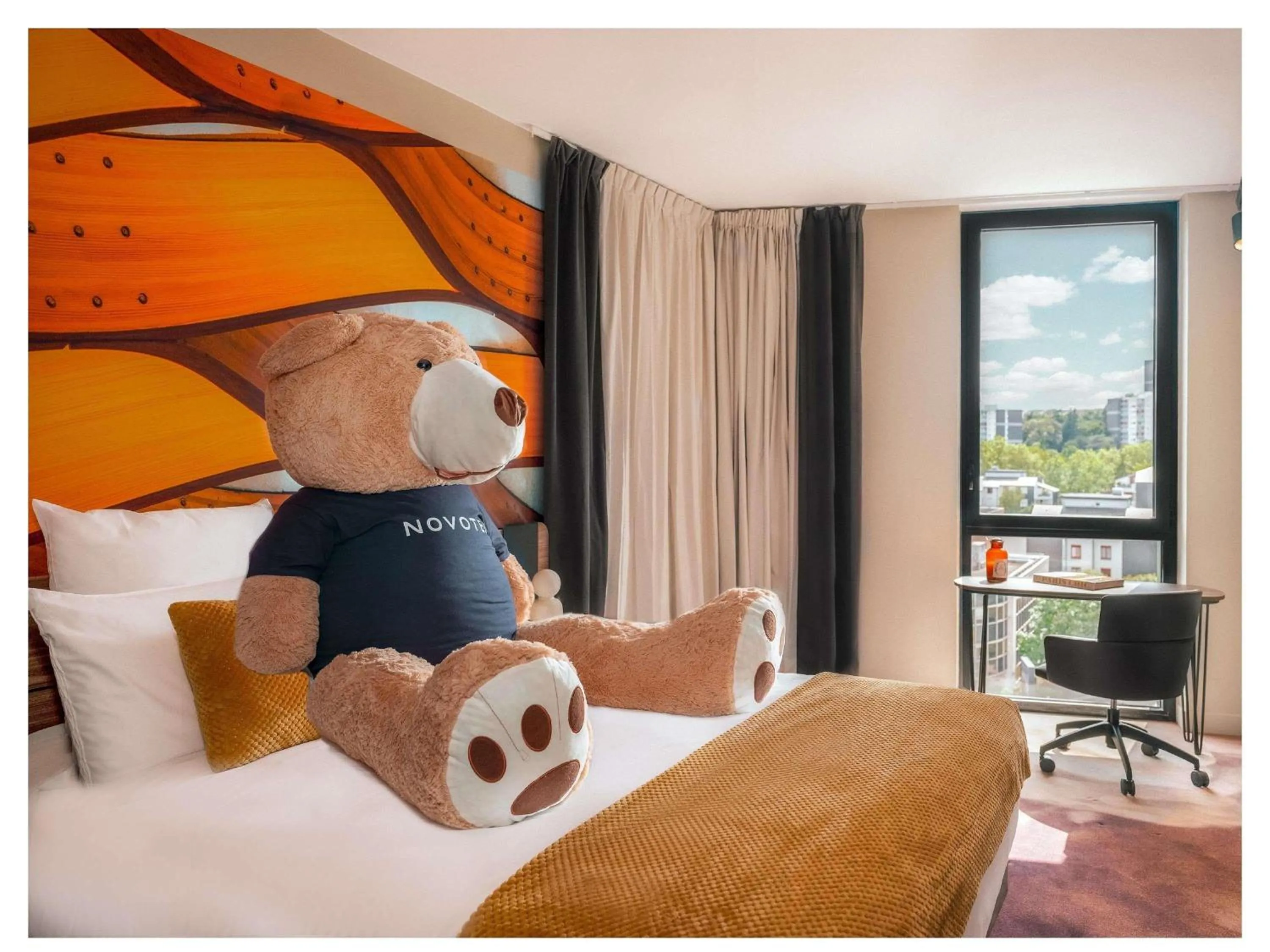 Bedroom, Bed in Novotel Paris Val de Fontenay