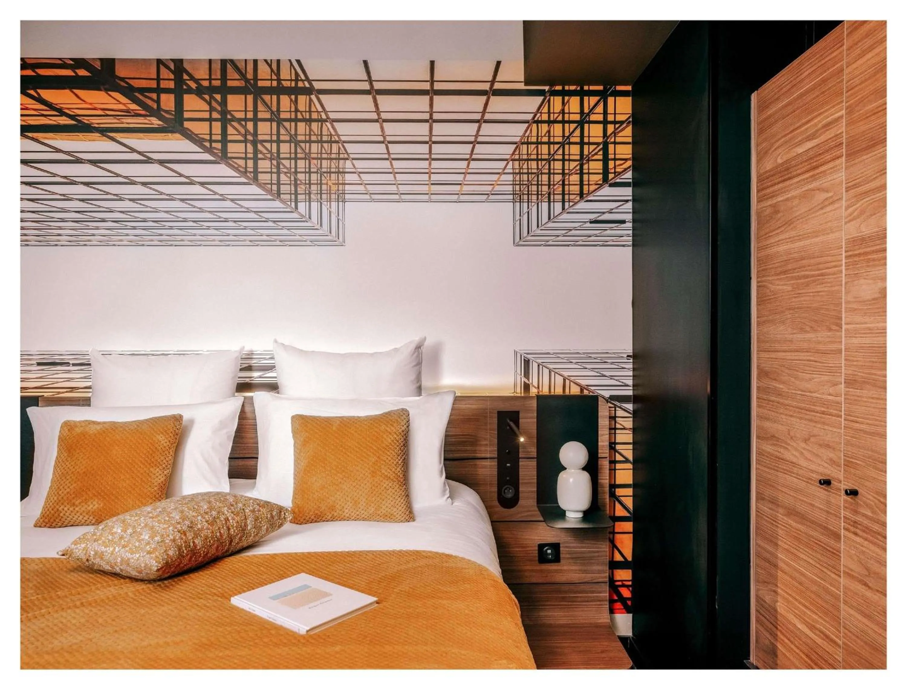 Bedroom, Bed in Novotel Paris Val de Fontenay