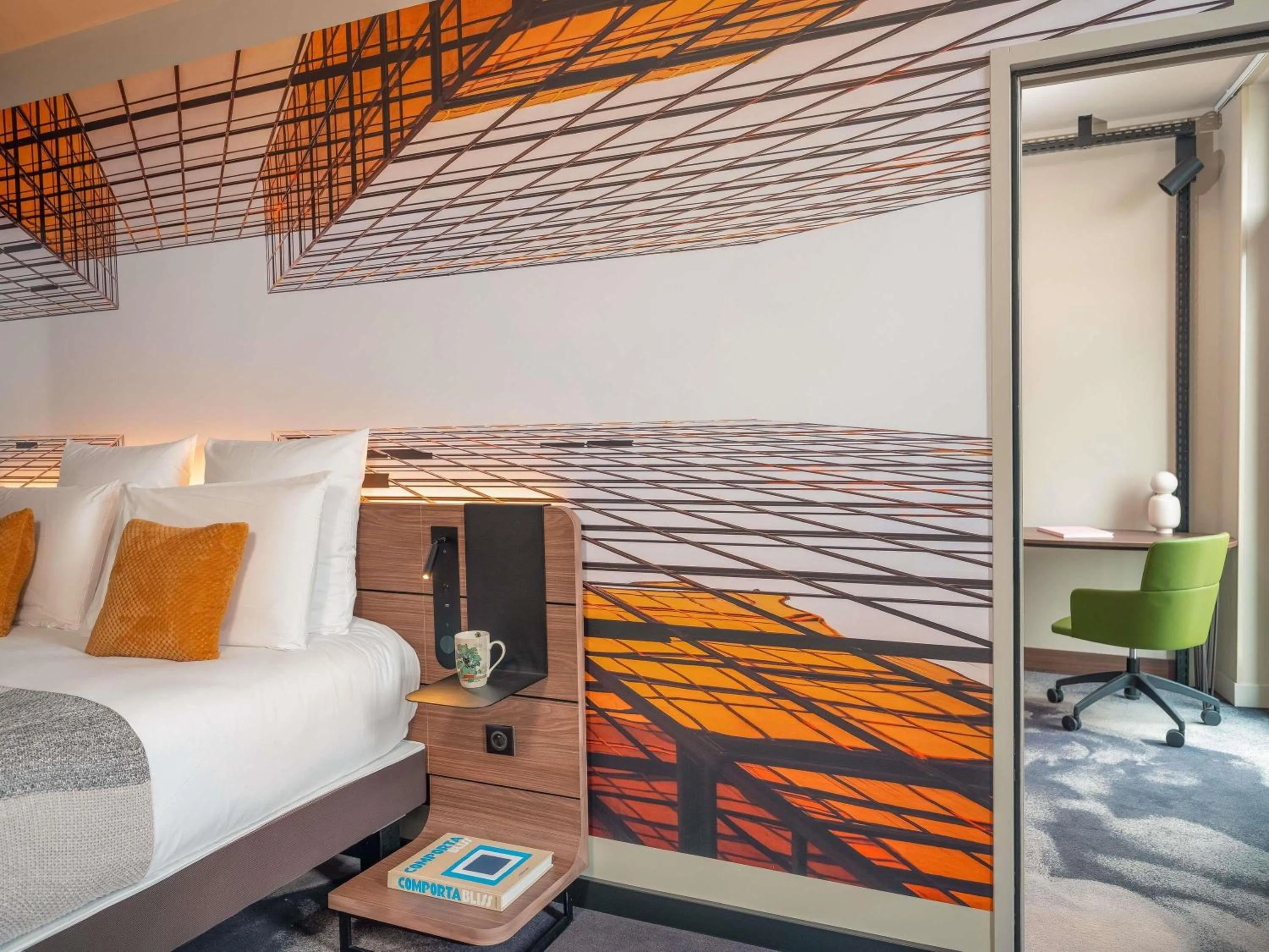 Bedroom, Bed in Novotel Paris Val de Fontenay