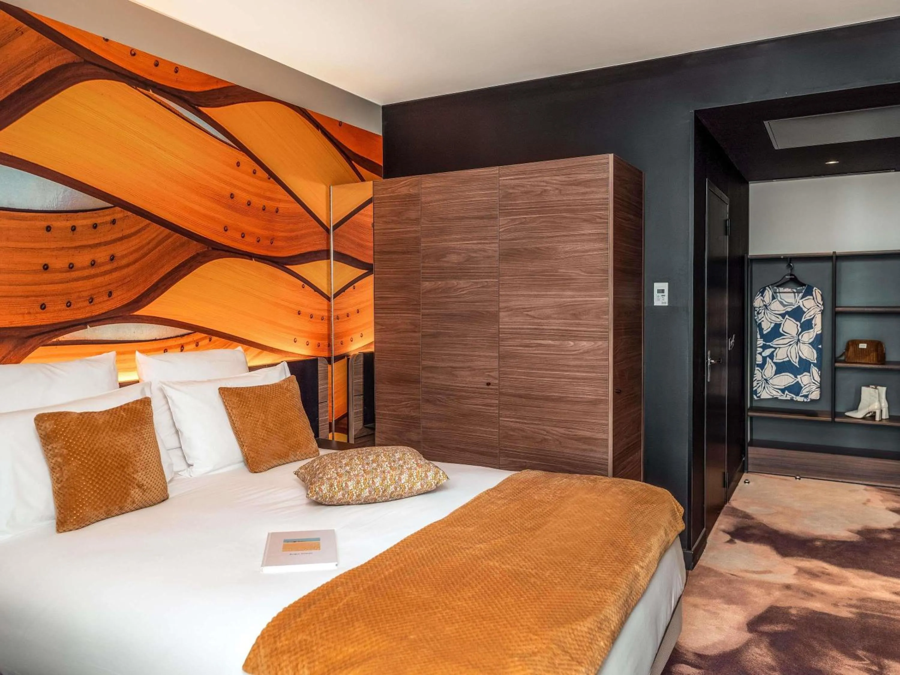 Bedroom, Bed in Novotel Paris Val de Fontenay