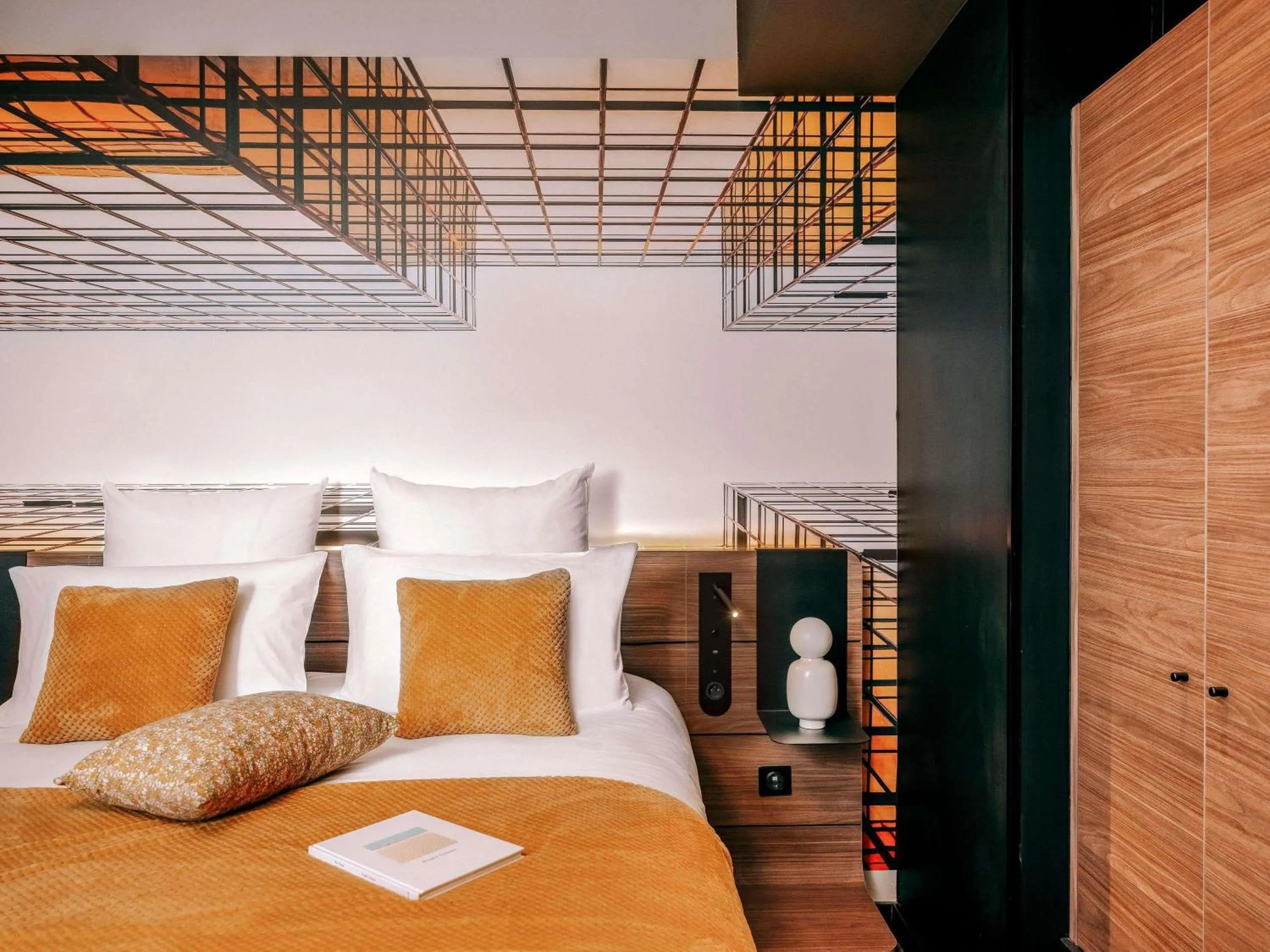 Property building, Bed in Novotel Paris Val de Fontenay