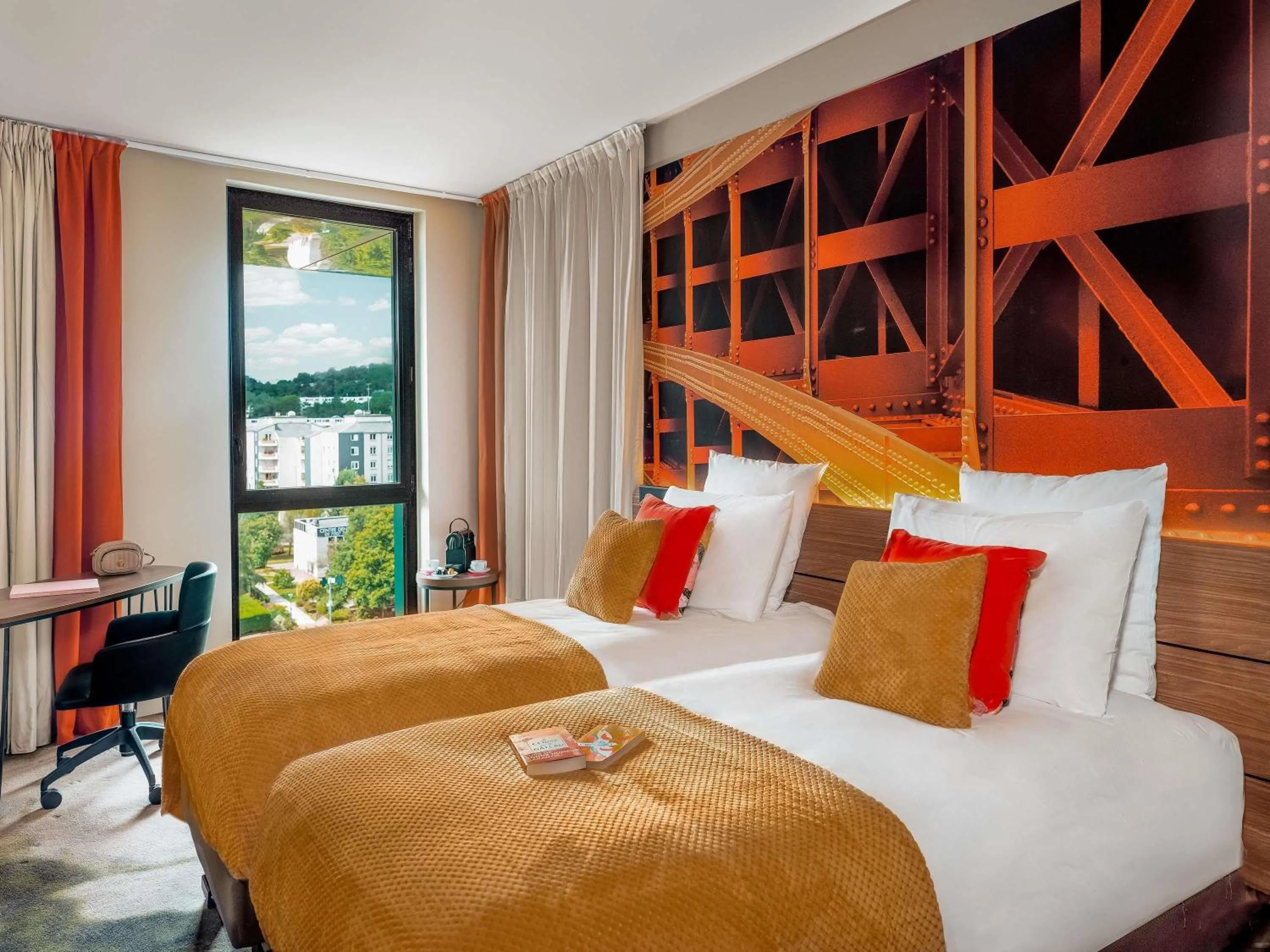 Property building, Bed in Novotel Paris Val de Fontenay