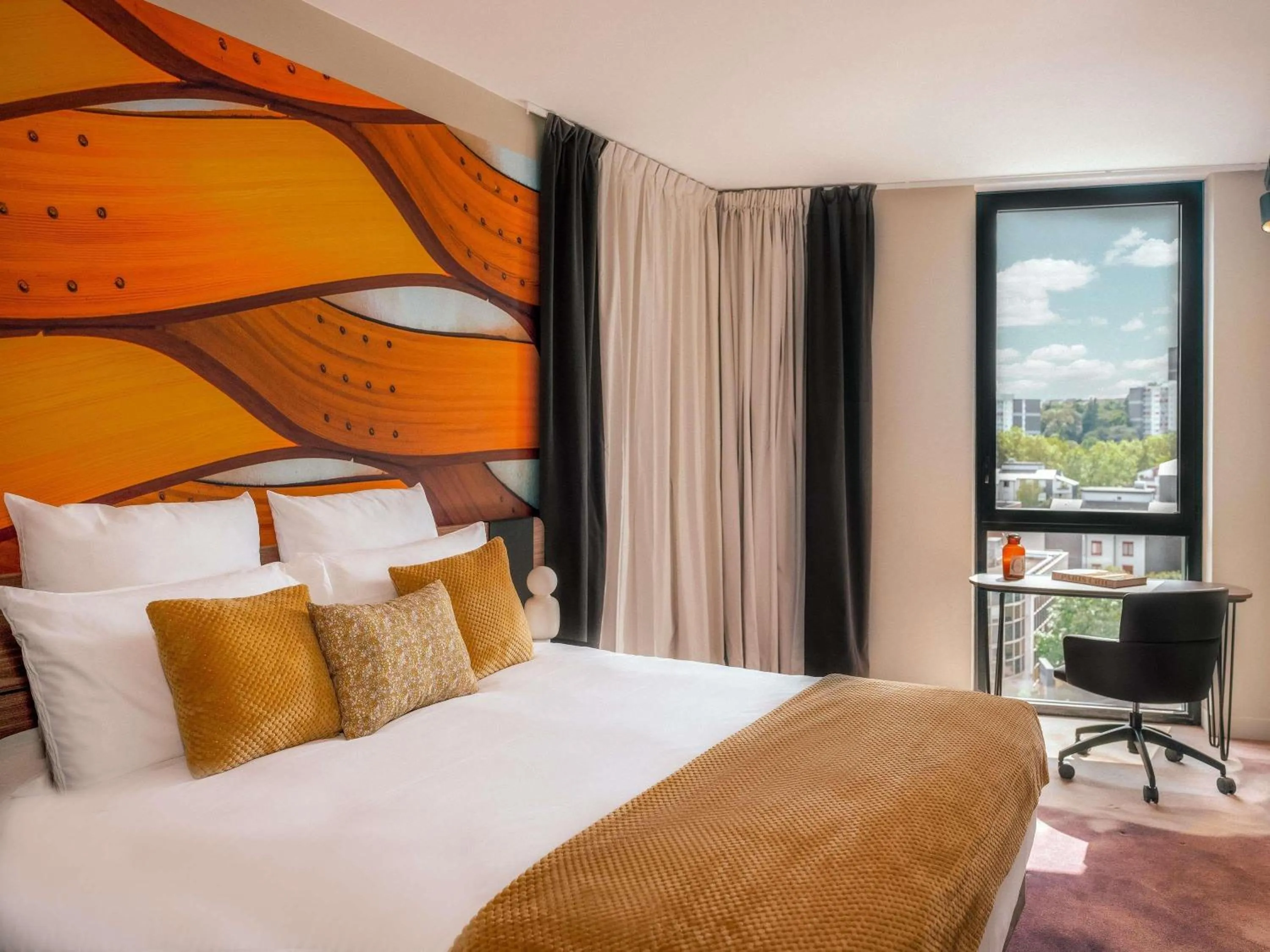 Bedroom, Bed in Novotel Paris Val de Fontenay