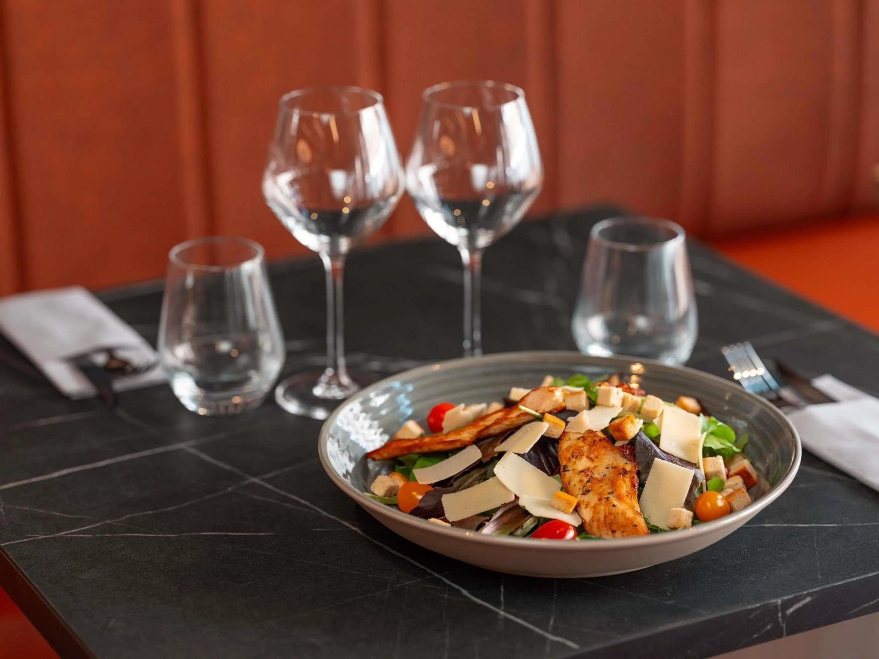 Restaurant/places to eat in Novotel Paris Val de Fontenay