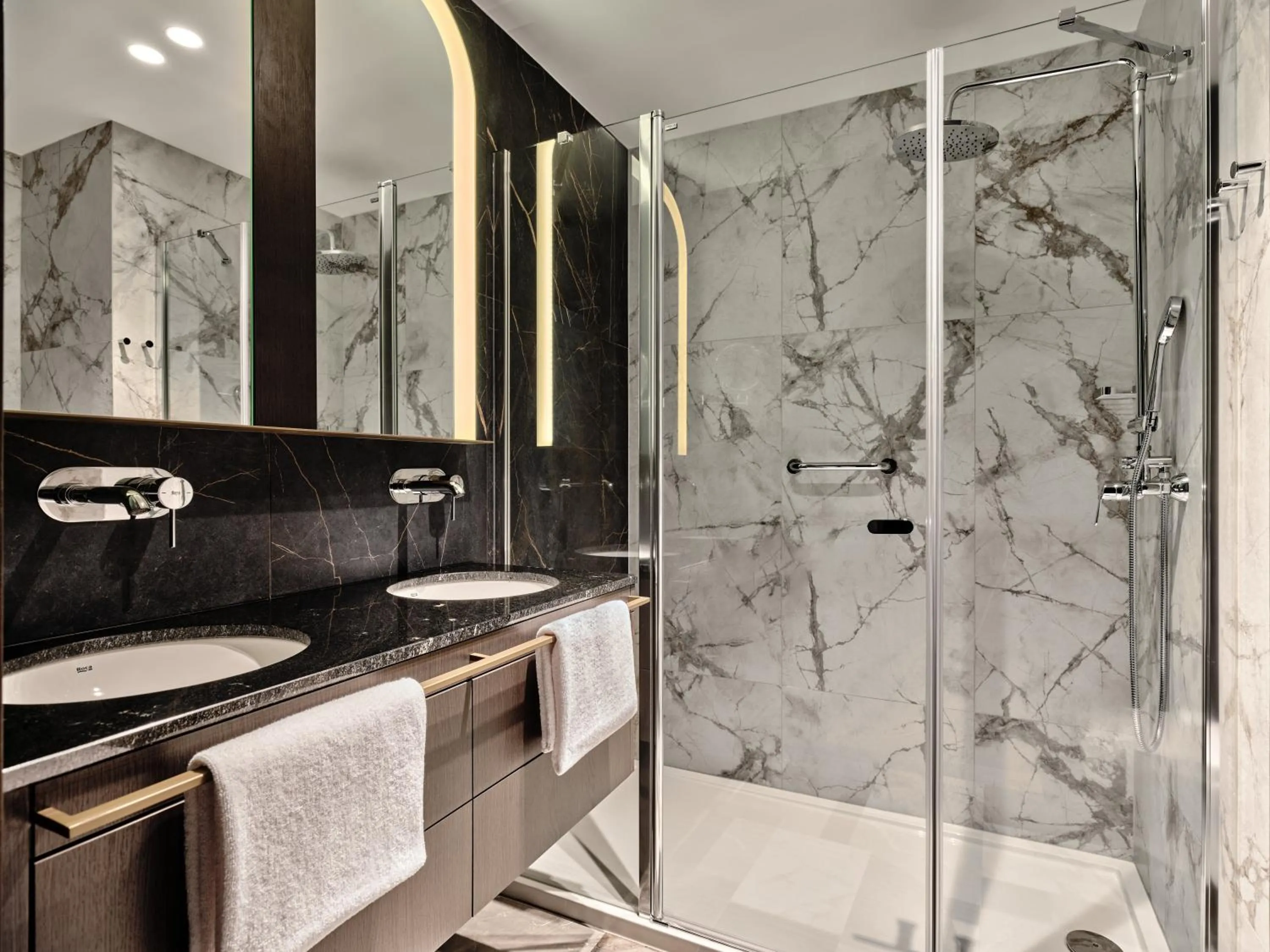 Shower in The Crown Krakow Center - Handwritten Collection ACCOR