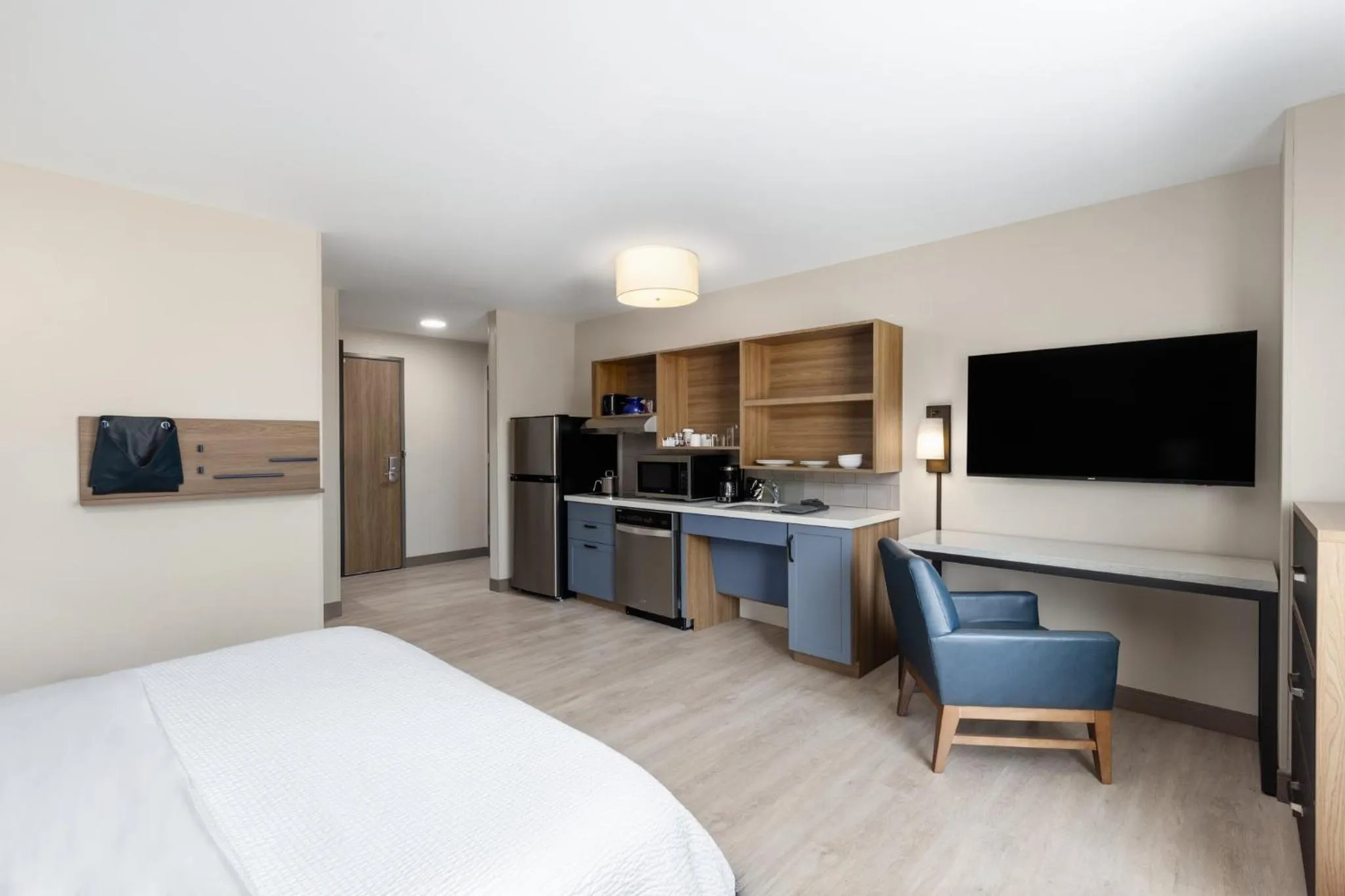 Photo of the whole room, Bed in Candlewood Suites McPherson by IHG