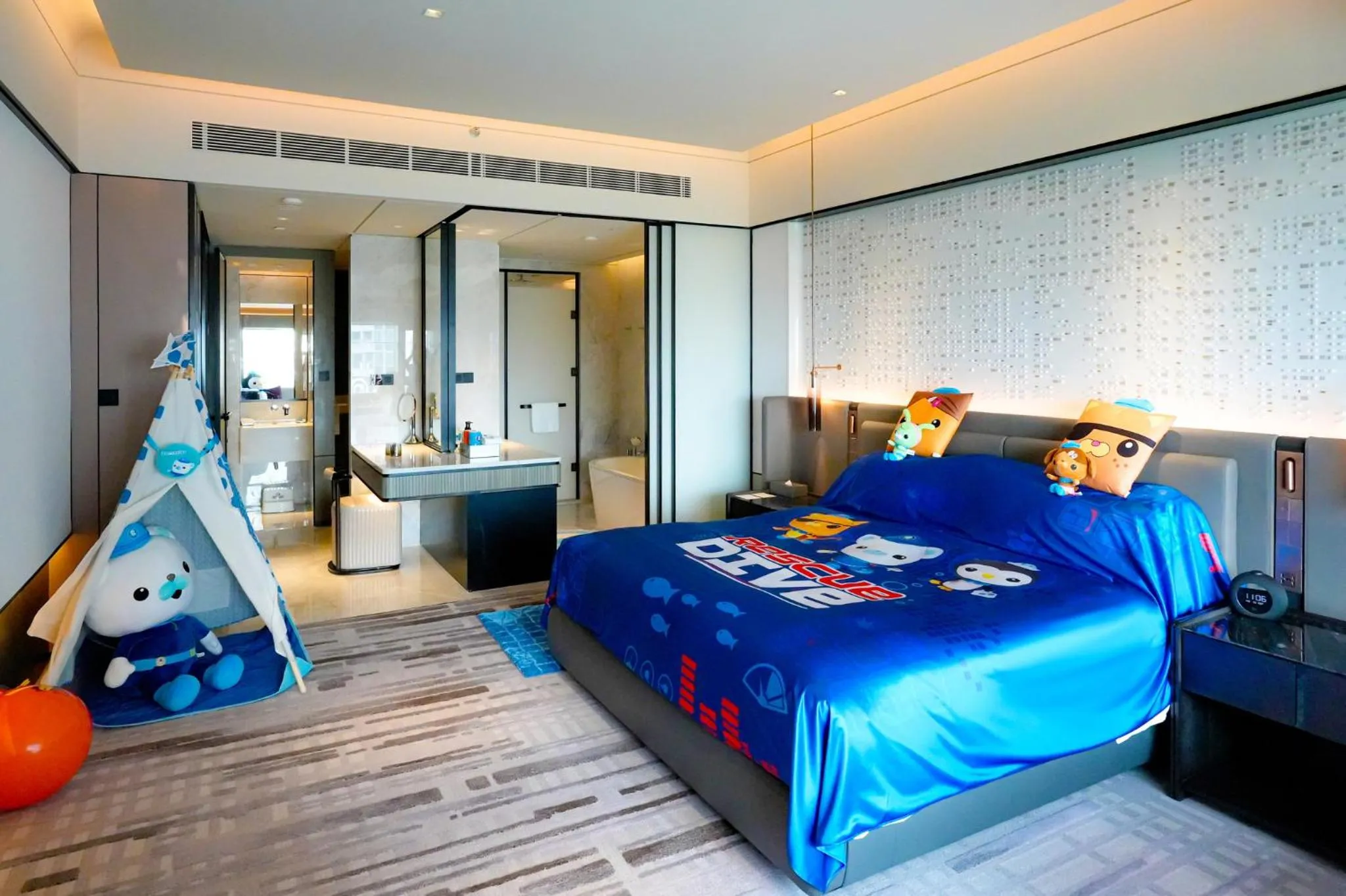 Photo of the whole room, Bed in InterContinental Shenzhen WECC by IHG