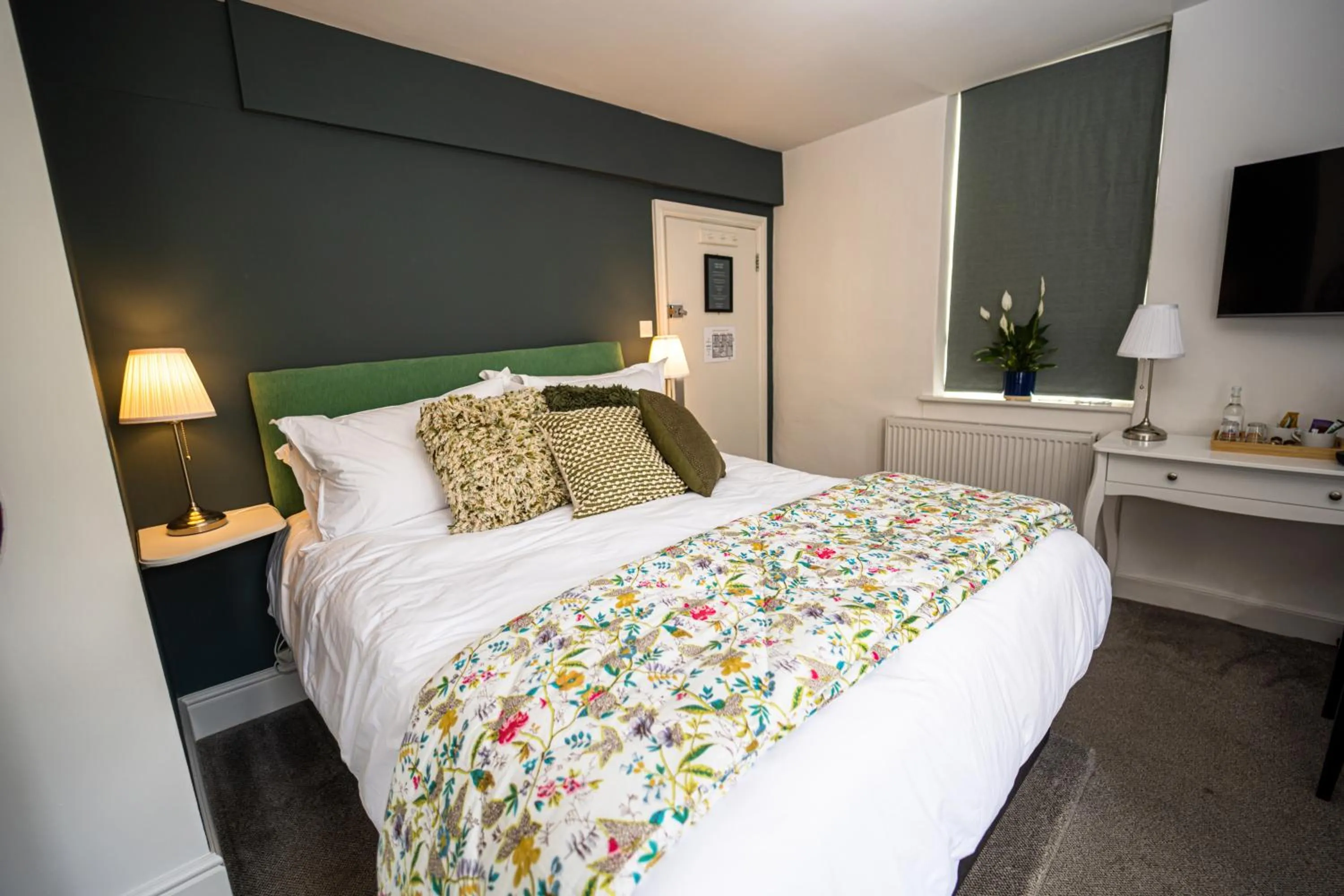 Photo of the whole room, Bed in The Griffin Inn Bath