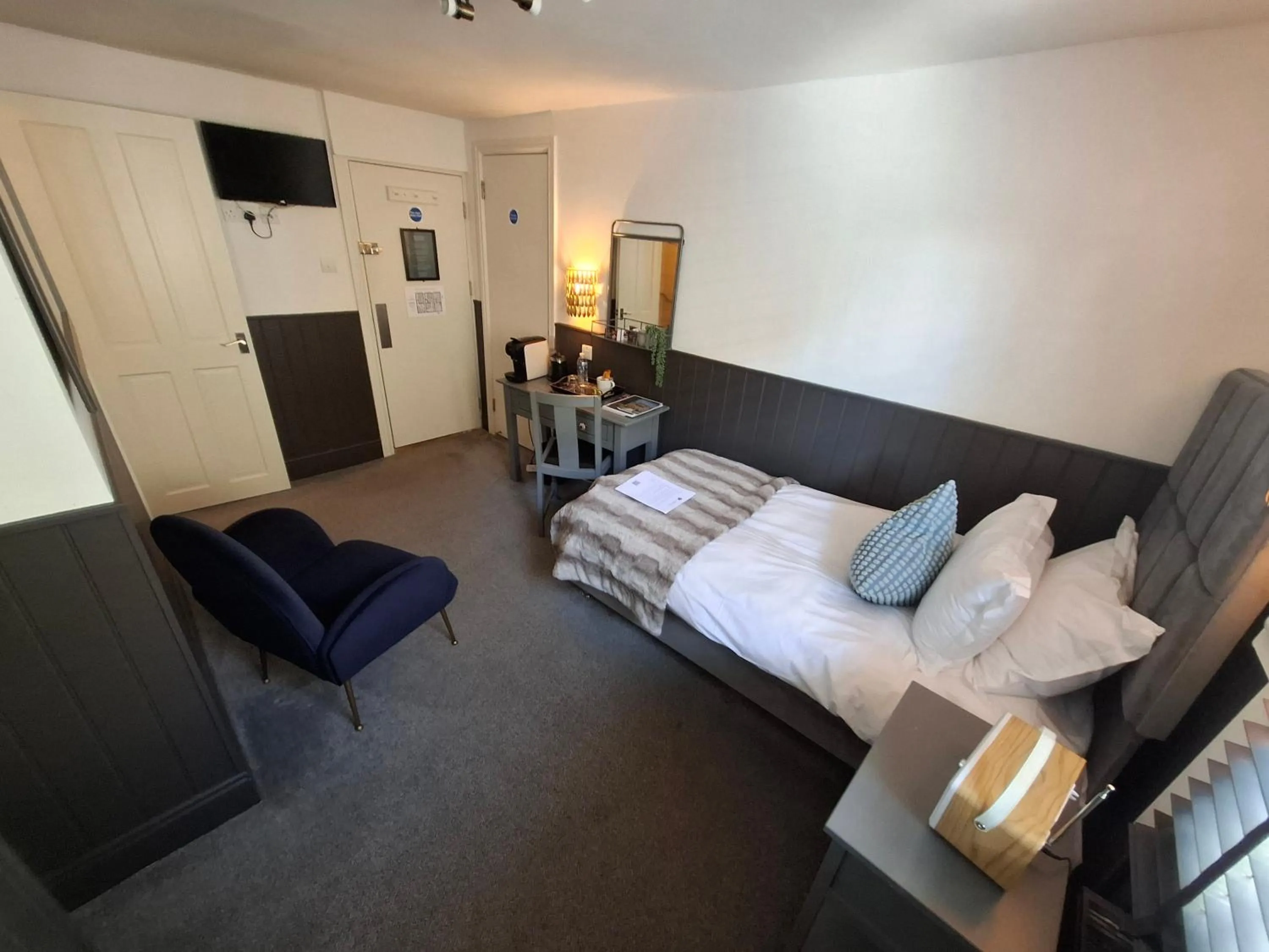 Bedroom, Bed in The Griffin Inn Bath