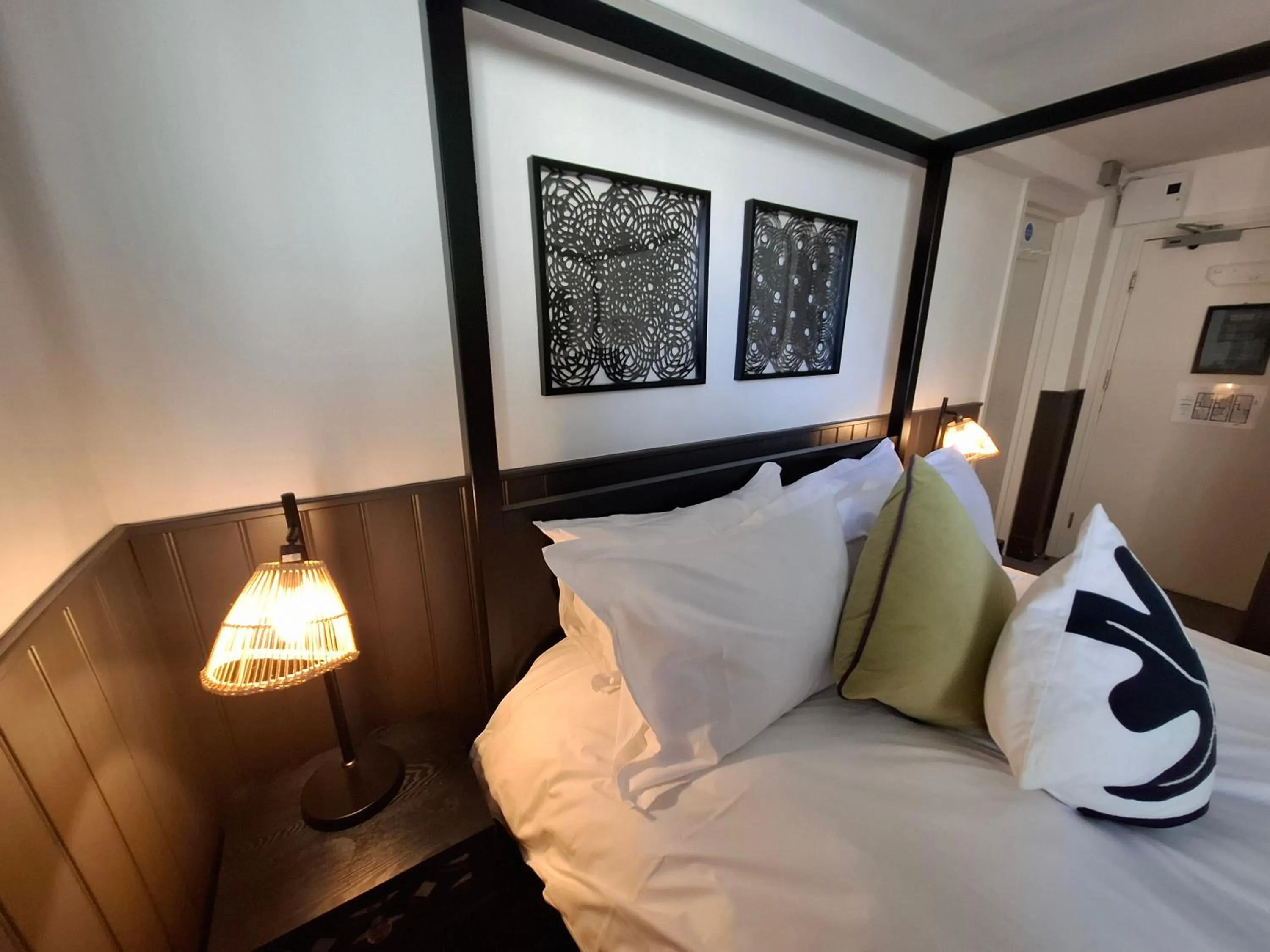 Bedroom, Bed in The Griffin Inn Bath