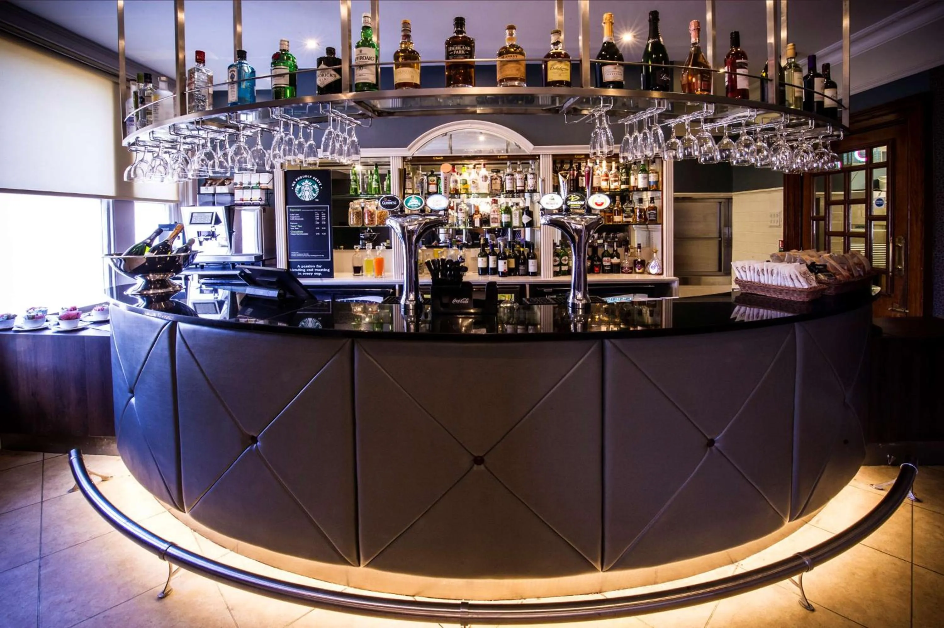 Lounge or bar in DoubleTree by Hilton Cheltenham-Cotswolds
