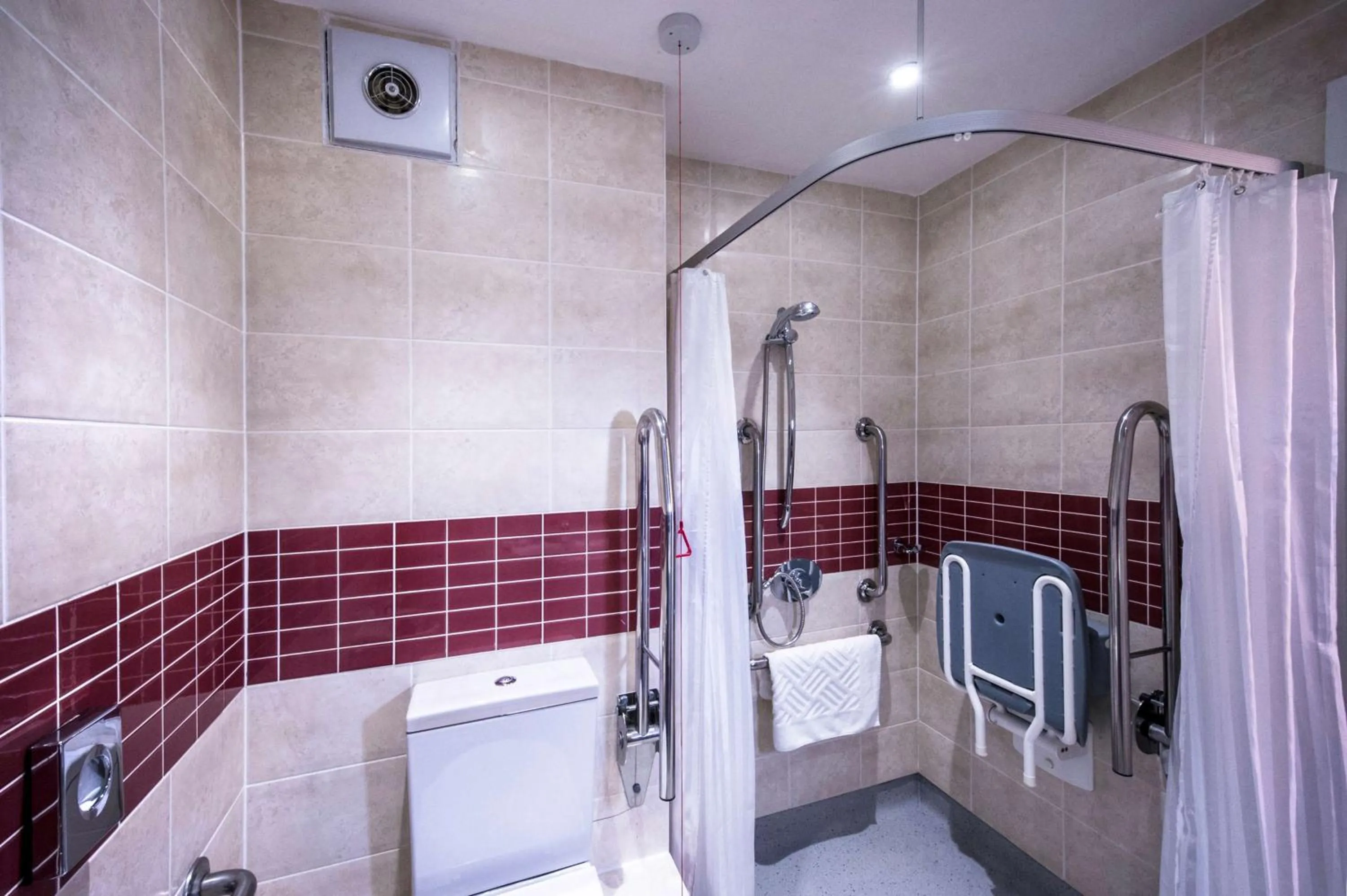 Bathroom in DoubleTree by Hilton Cheltenham-Cotswolds