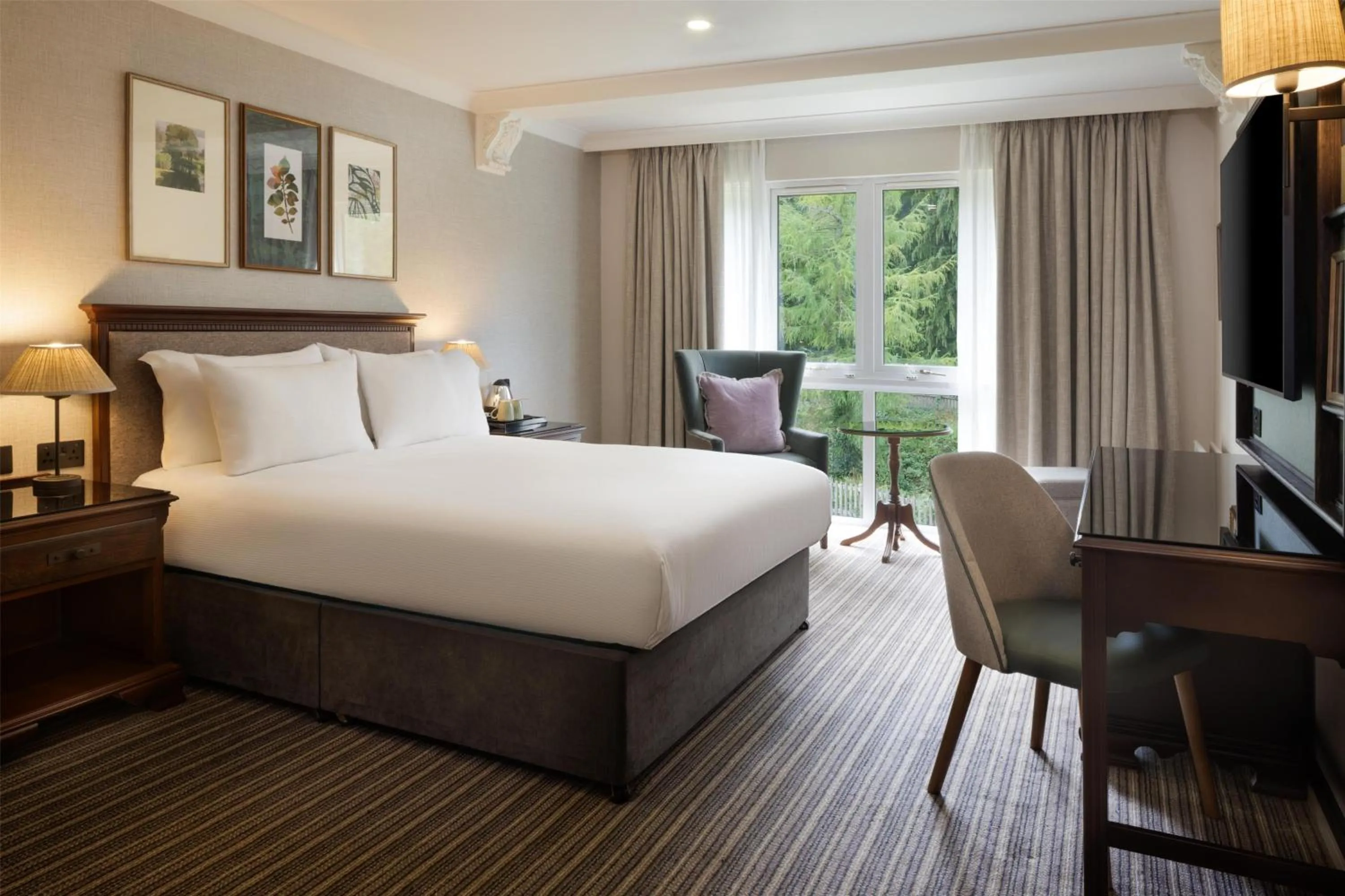 Bed in DoubleTree by Hilton Cheltenham-Cotswolds