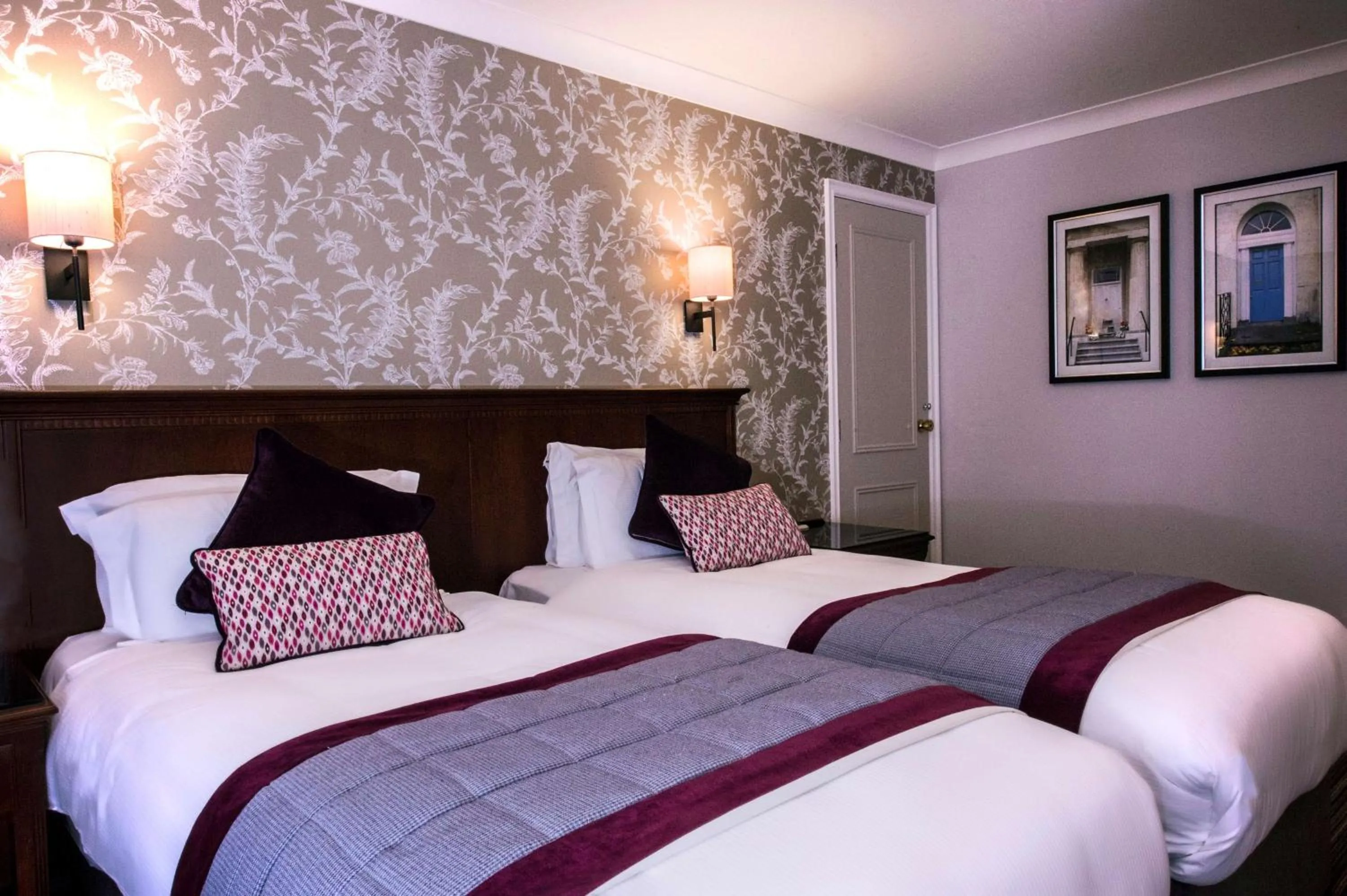 Bed in DoubleTree by Hilton Cheltenham-Cotswolds