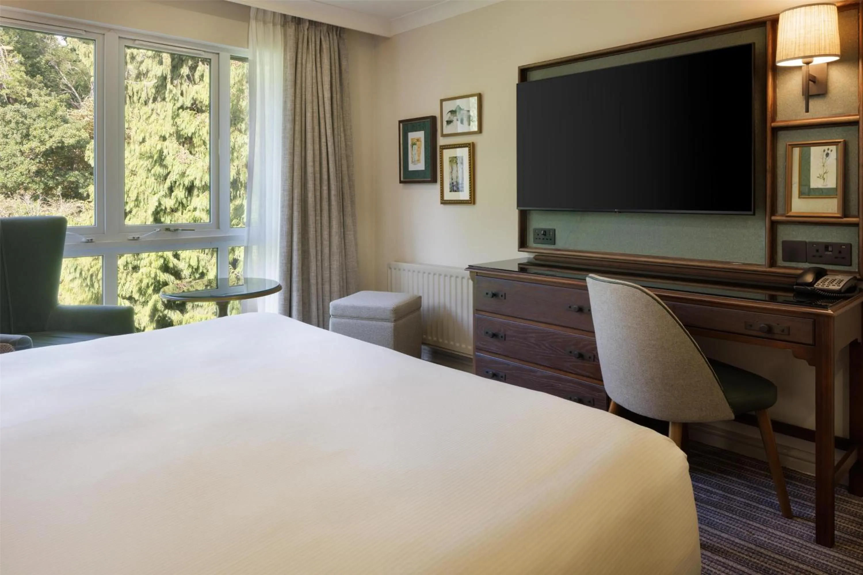 Bed in DoubleTree by Hilton Cheltenham-Cotswolds