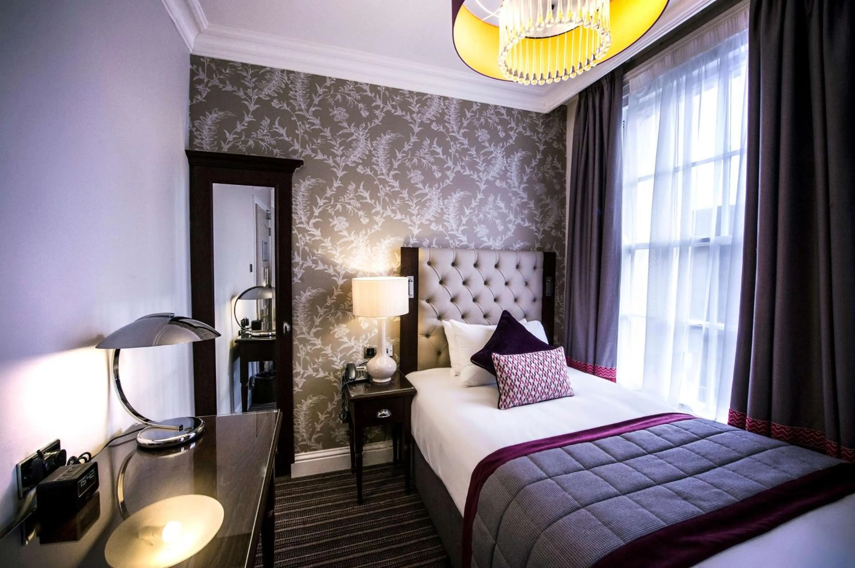 Bed in DoubleTree by Hilton Cheltenham-Cotswolds