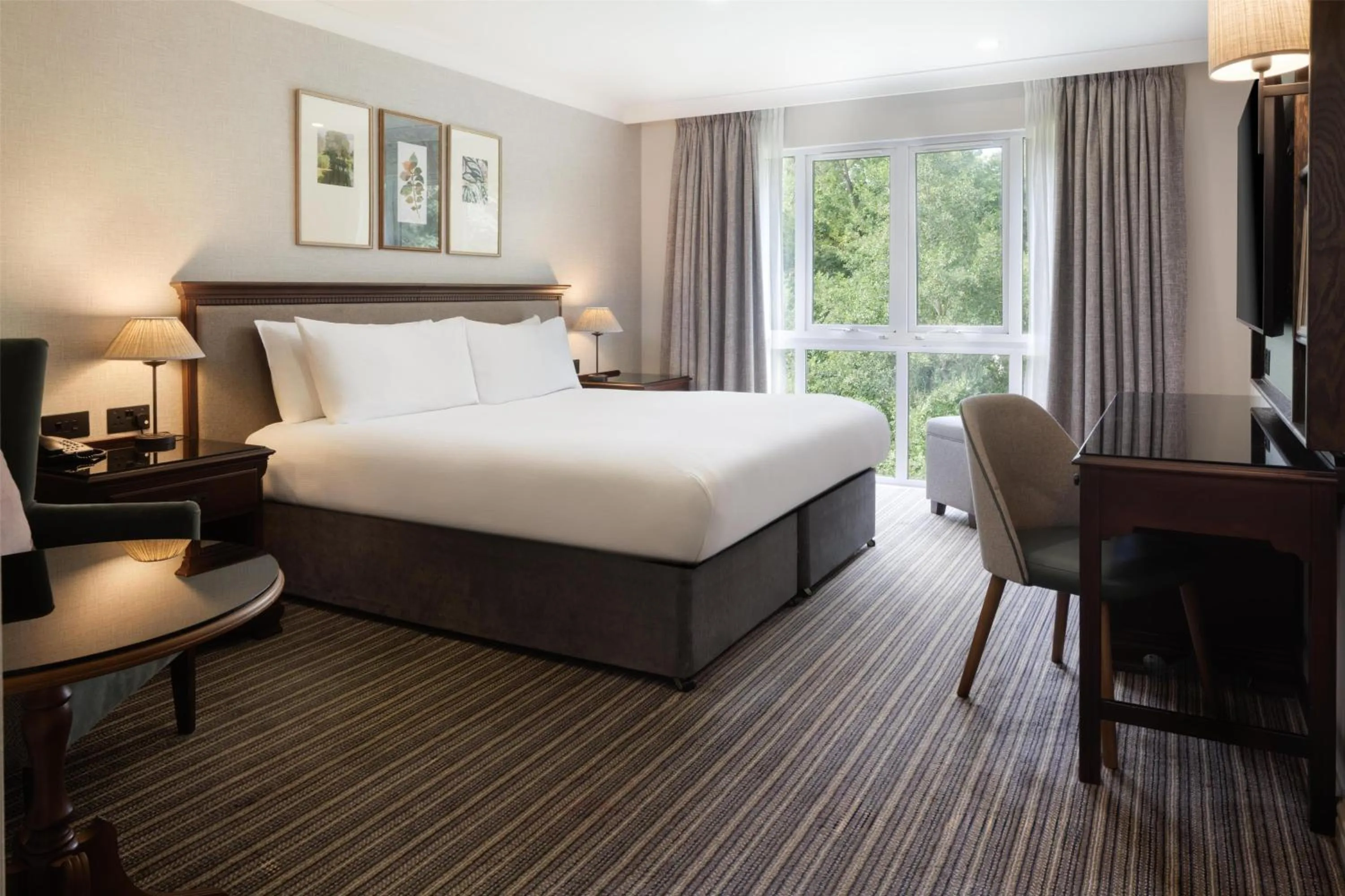 Bed in DoubleTree by Hilton Cheltenham-Cotswolds