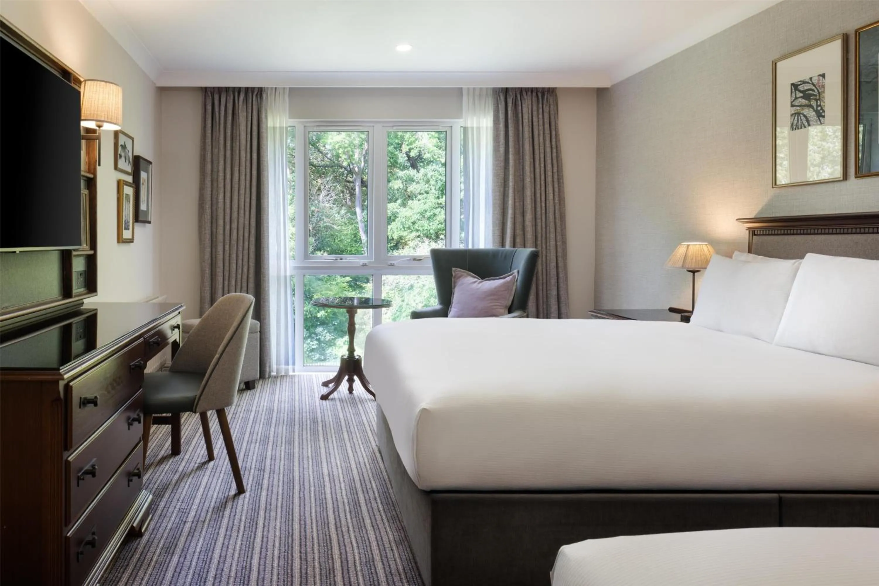 Bed in DoubleTree by Hilton Cheltenham-Cotswolds
