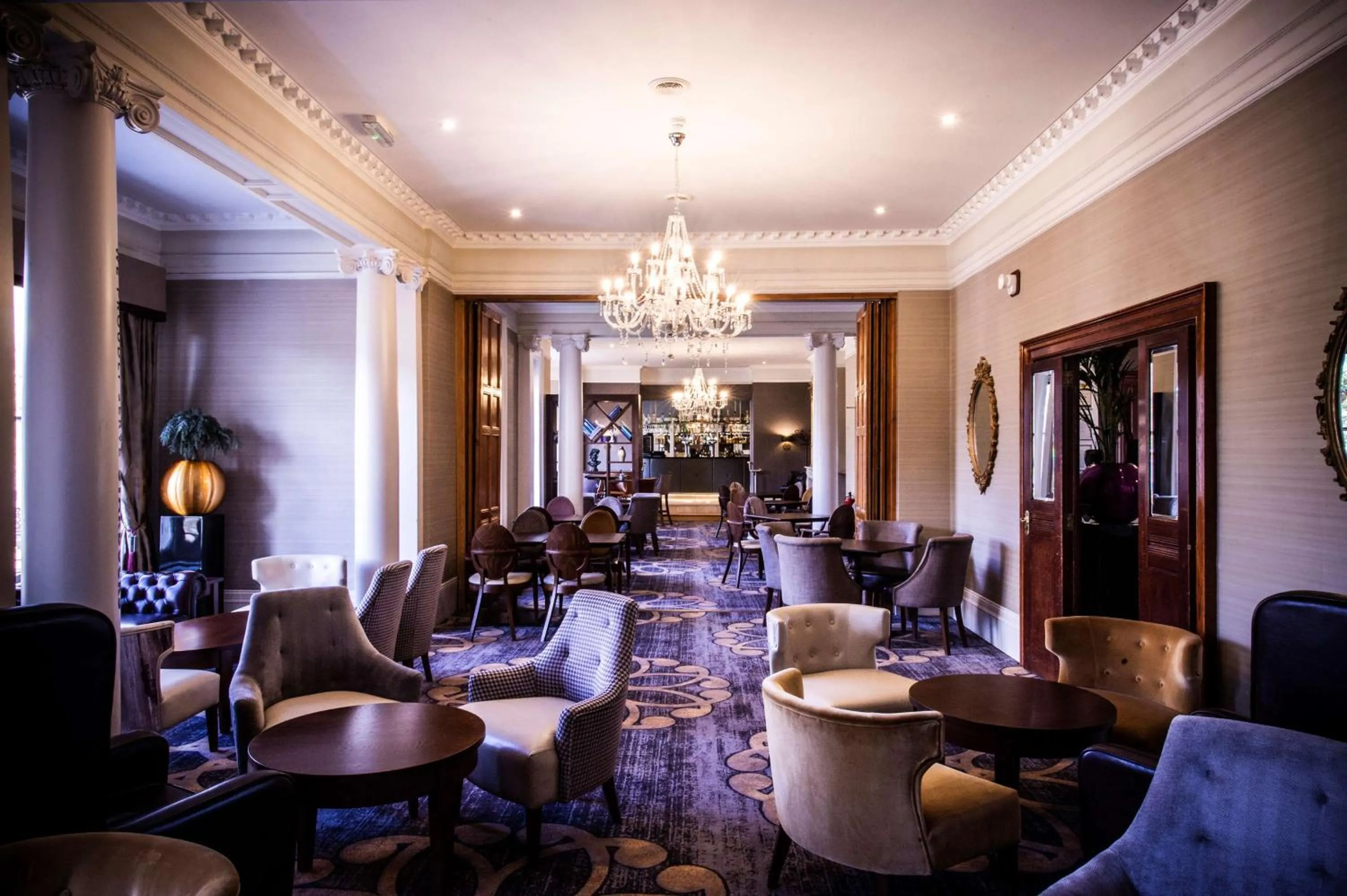 Lounge or bar in DoubleTree by Hilton Cheltenham-Cotswolds