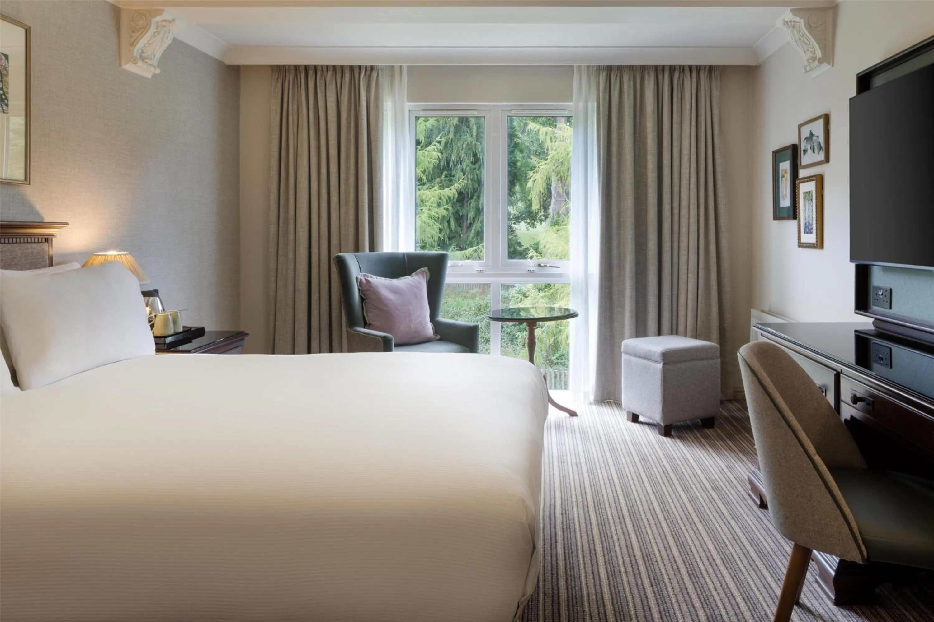 Bed in DoubleTree by Hilton Cheltenham-Cotswolds