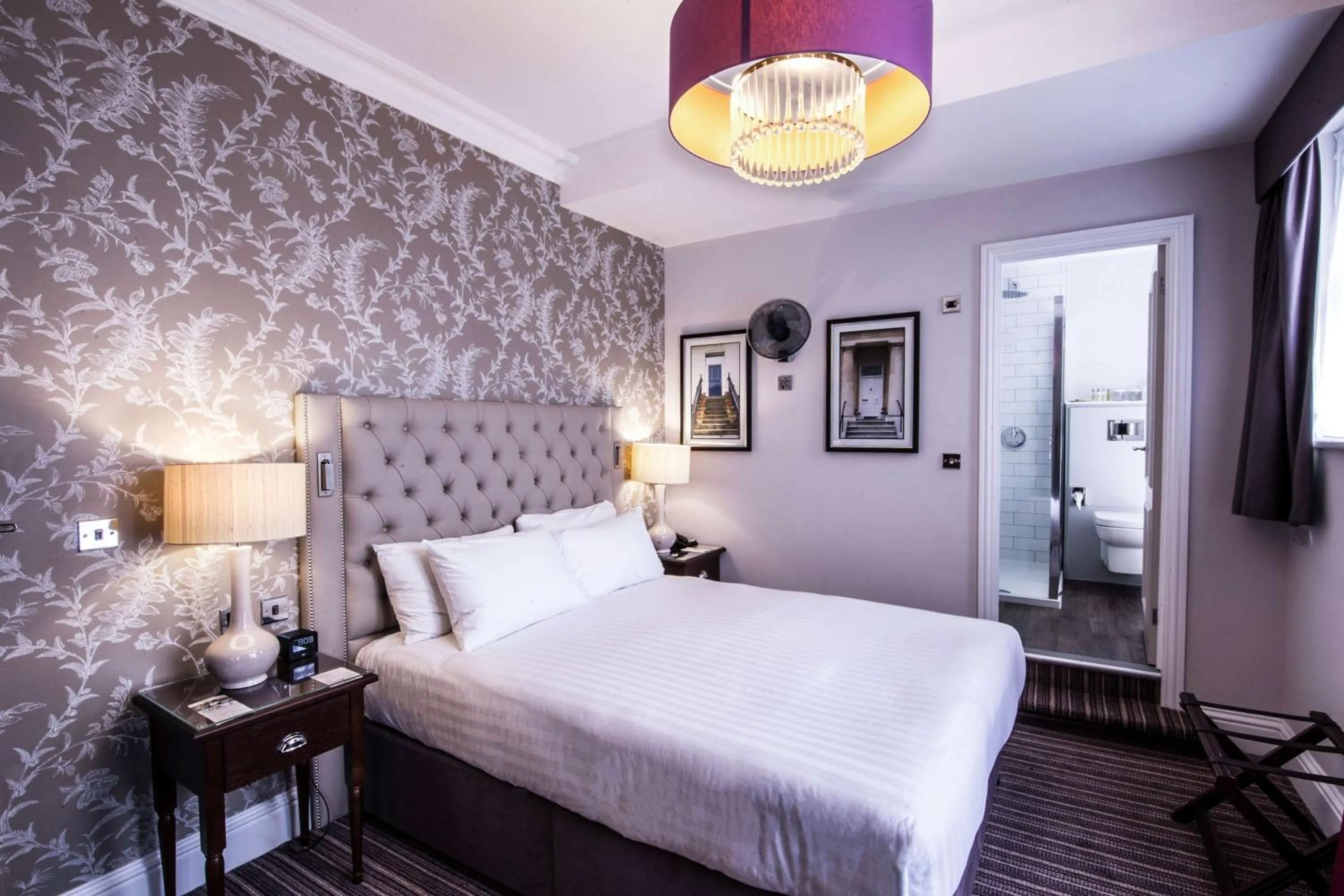 Bed in DoubleTree by Hilton Cheltenham-Cotswolds