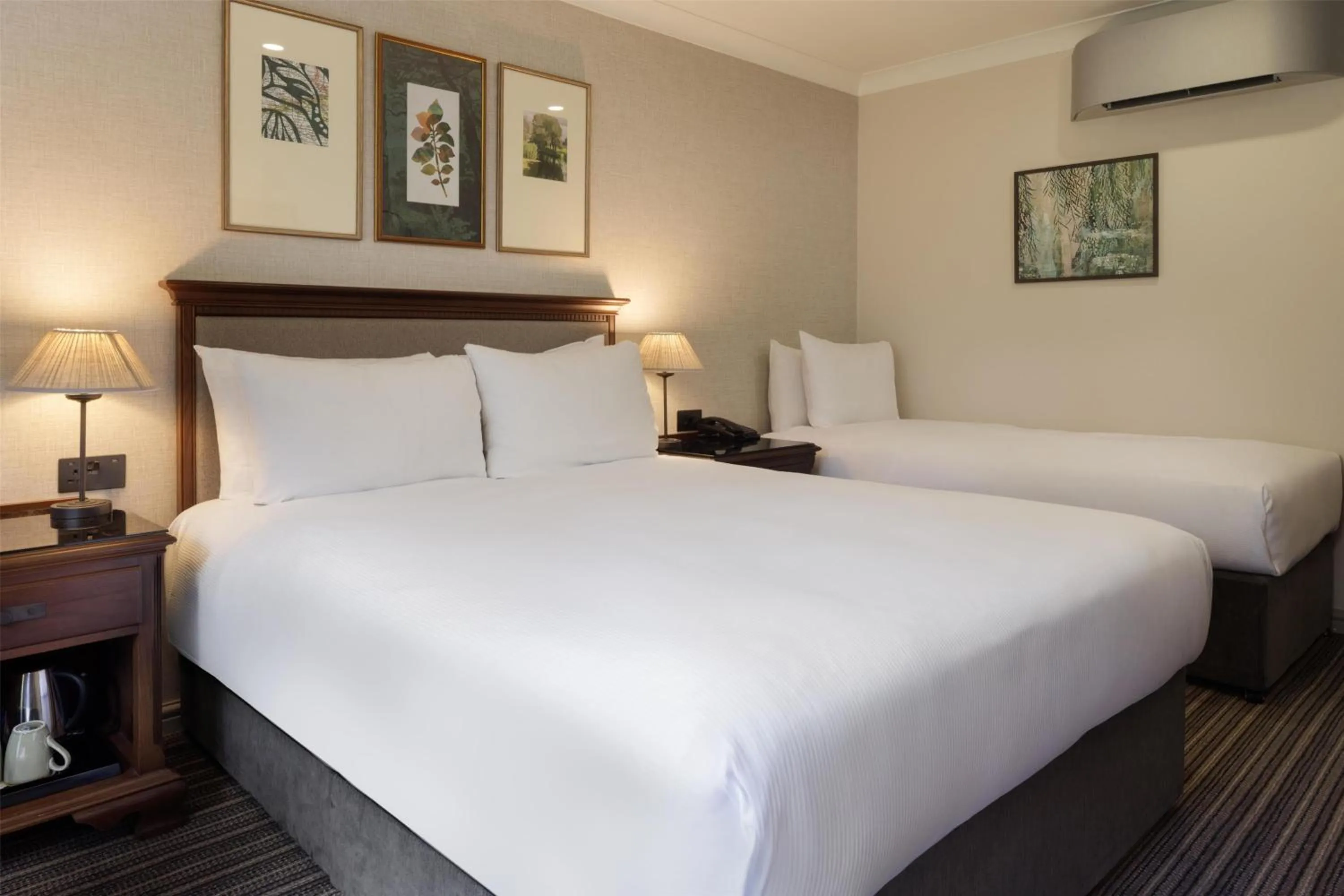 Bed in DoubleTree by Hilton Cheltenham-Cotswolds