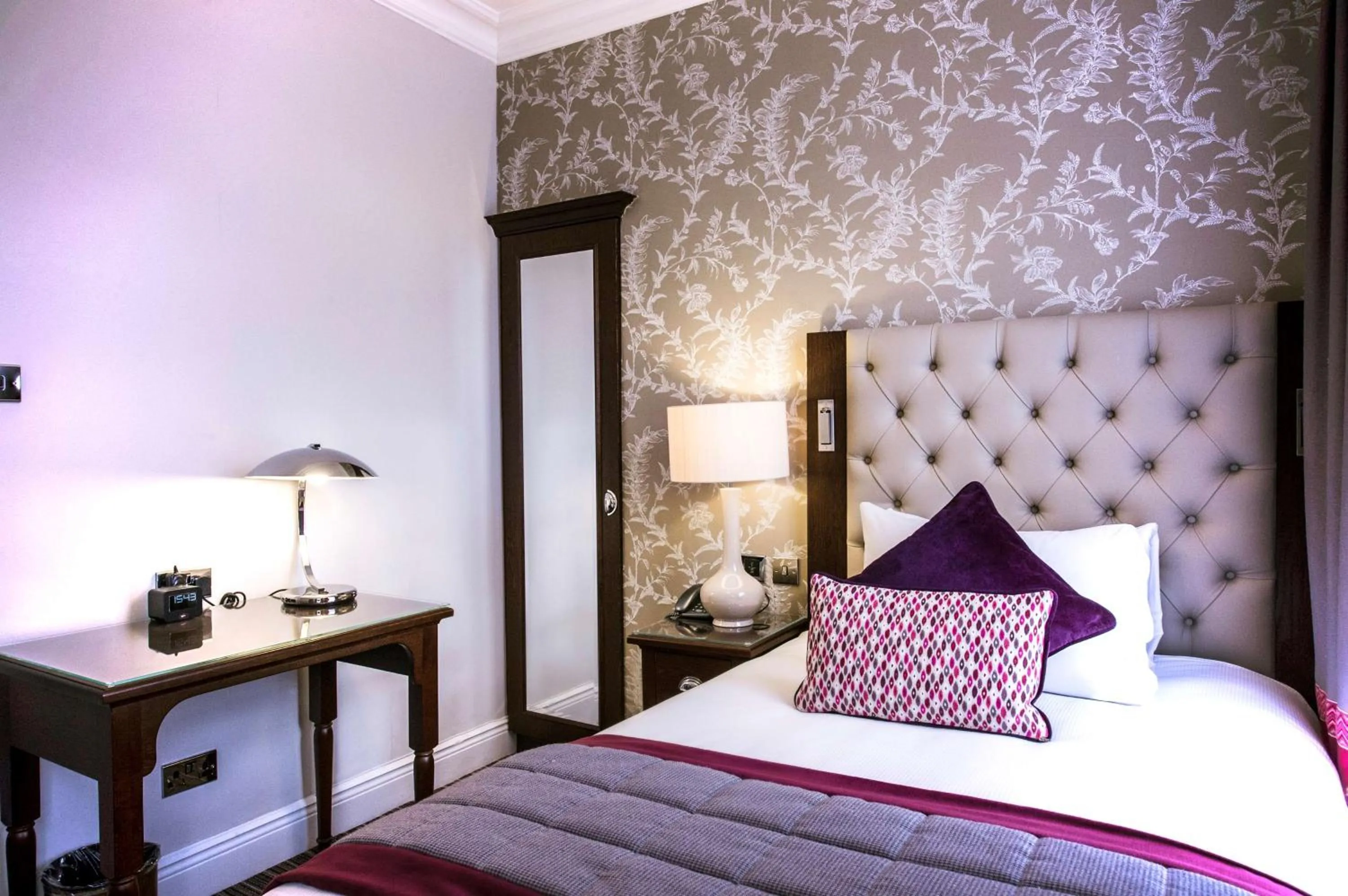 Bed in DoubleTree by Hilton Cheltenham-Cotswolds