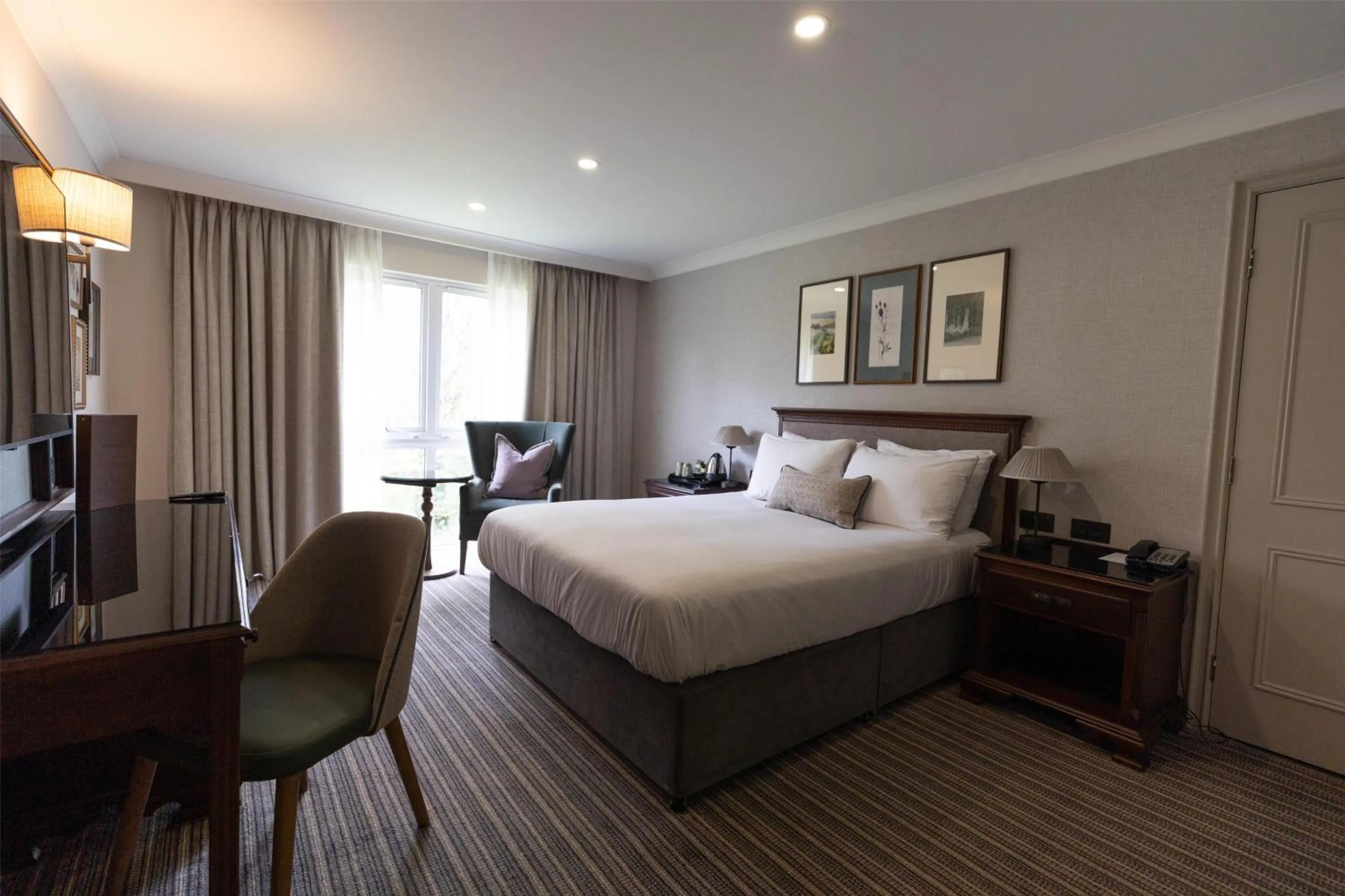 Bedroom, Bed in DoubleTree by Hilton Cheltenham-Cotswolds