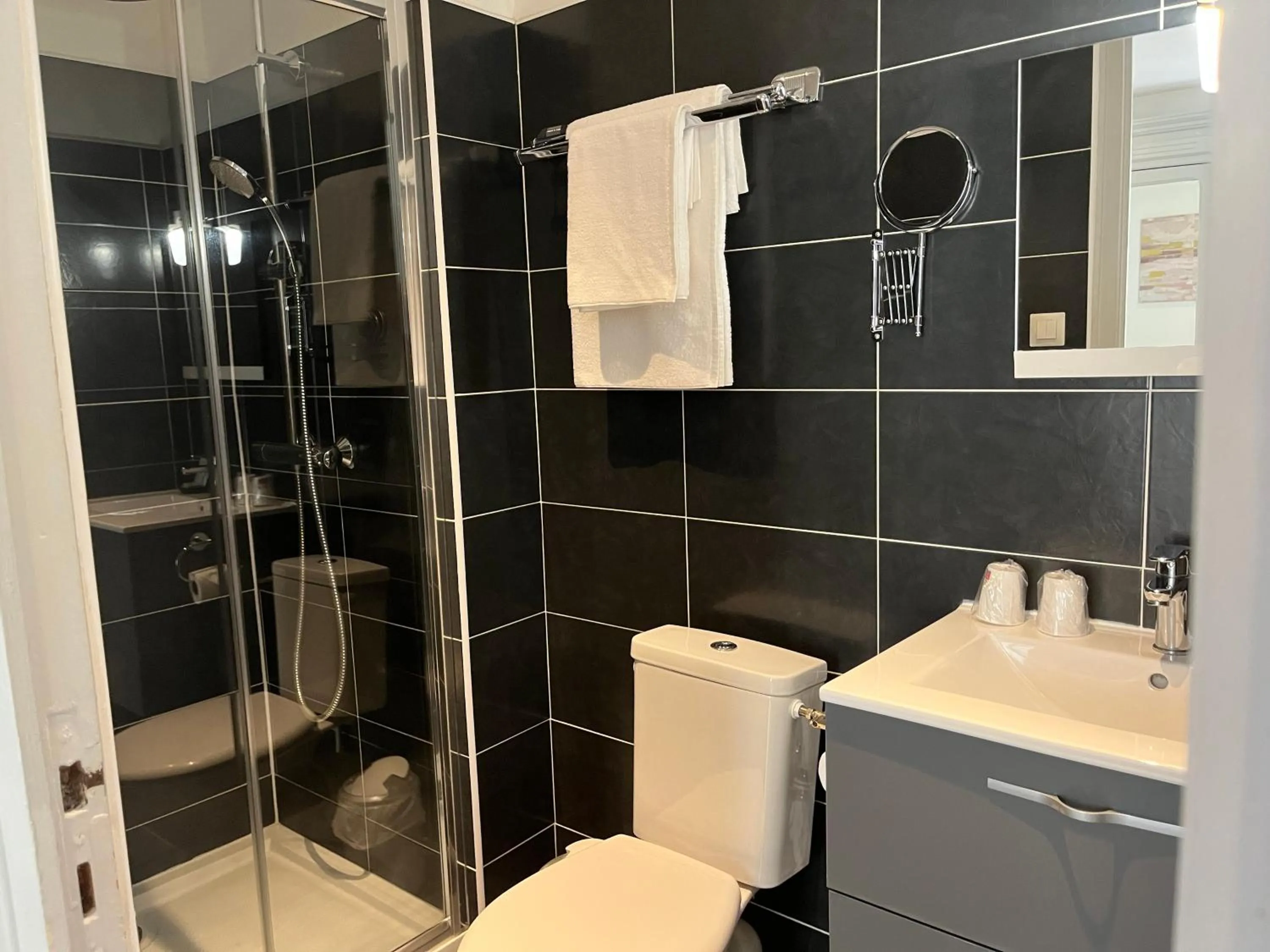 Shower in Logis Hôtel Belle Etoile Vichy