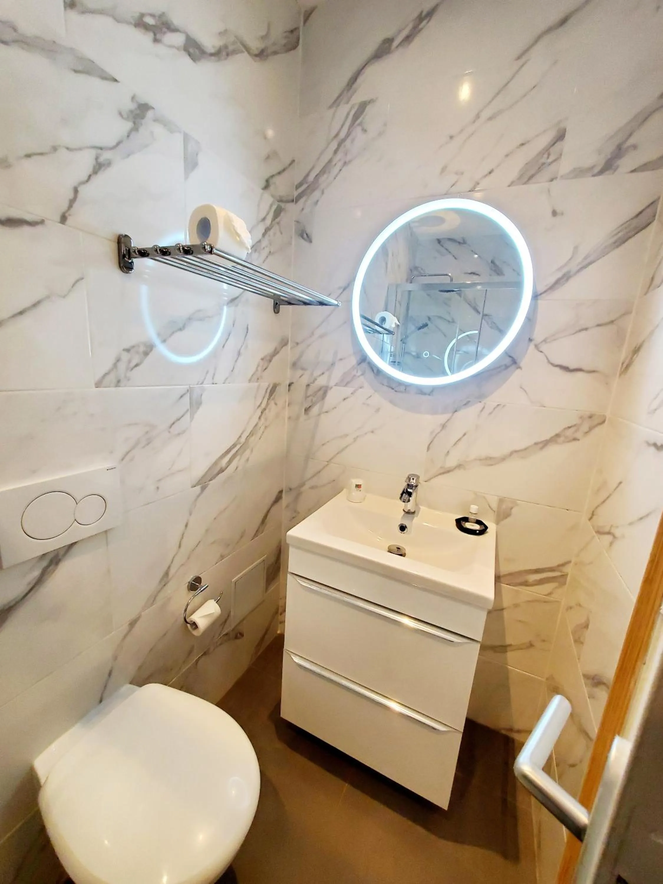 Toilet in Logis Hôtel Belle Etoile Vichy