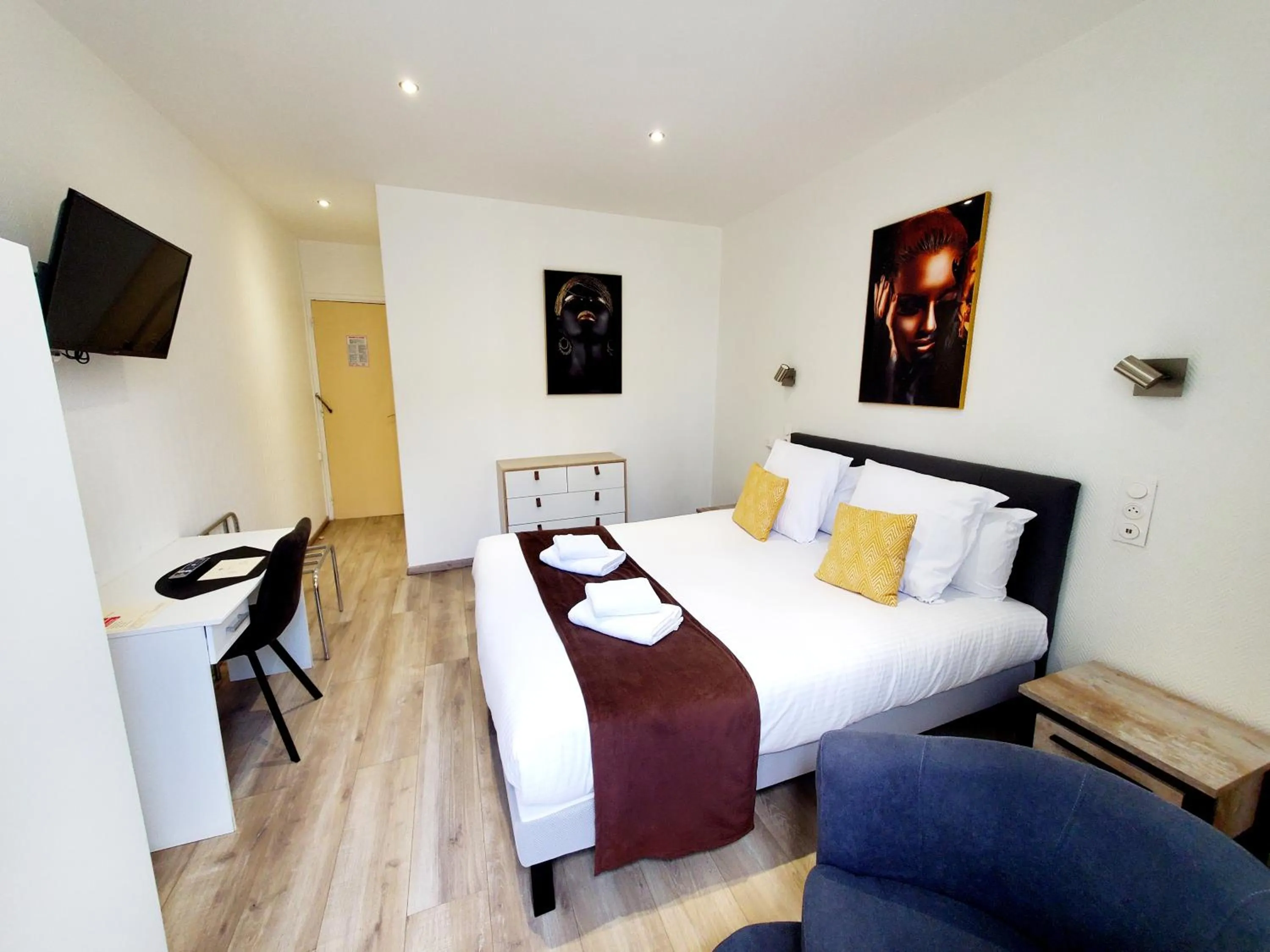 Bed in Logis Hôtel Belle Etoile Vichy