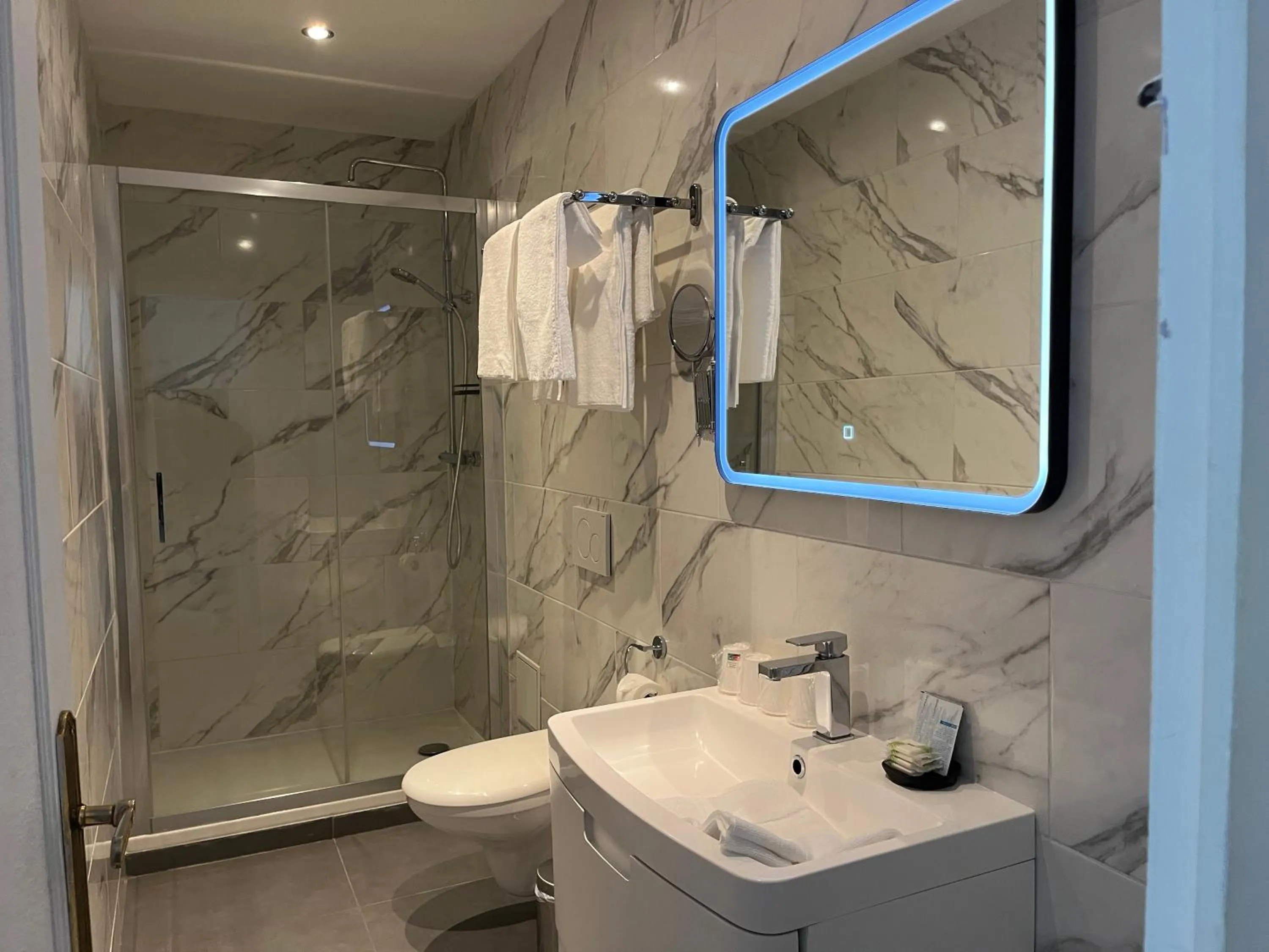 Shower in Logis Hôtel Belle Etoile Vichy