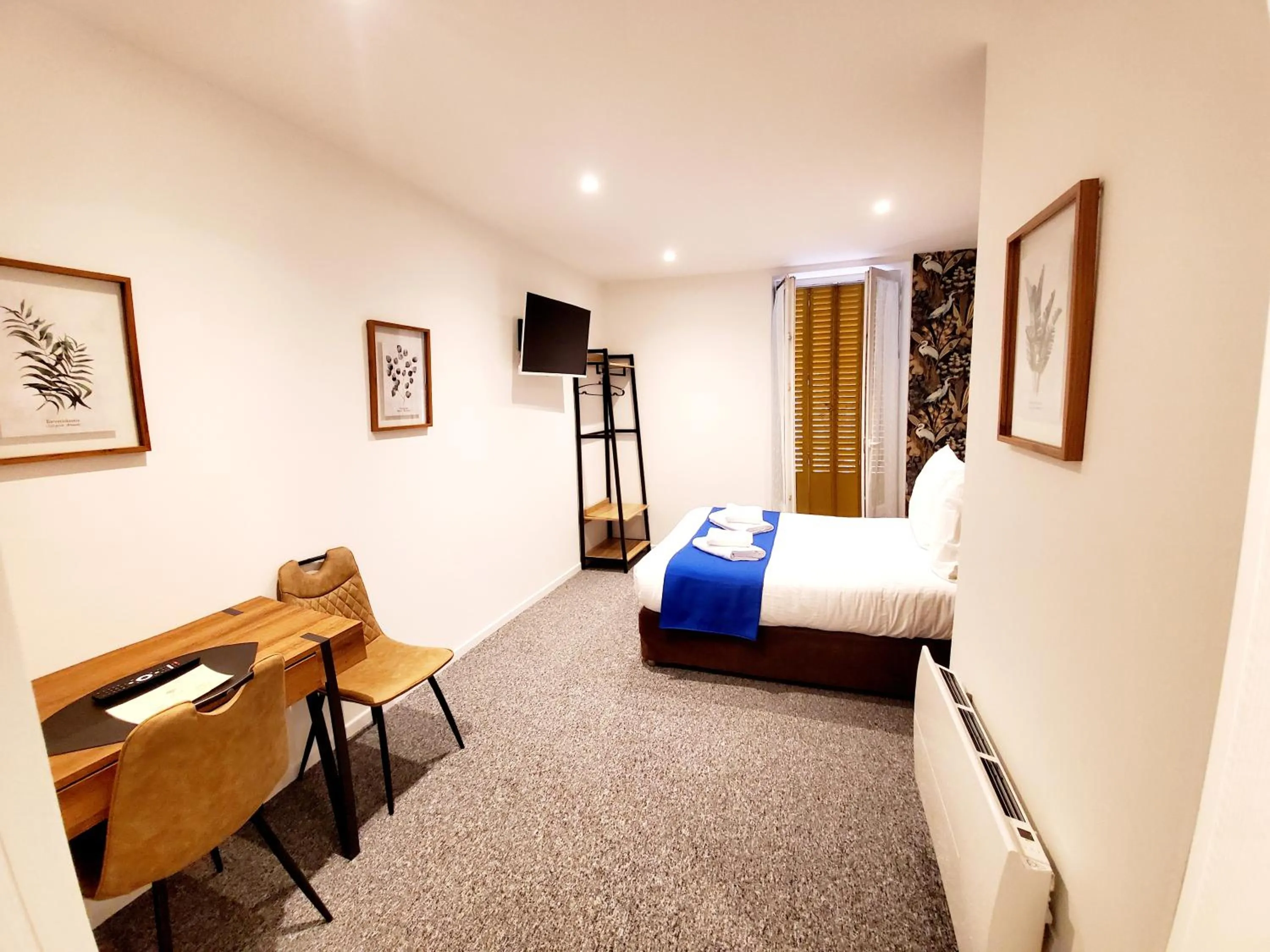 Bed in Logis Hôtel Belle Etoile Vichy