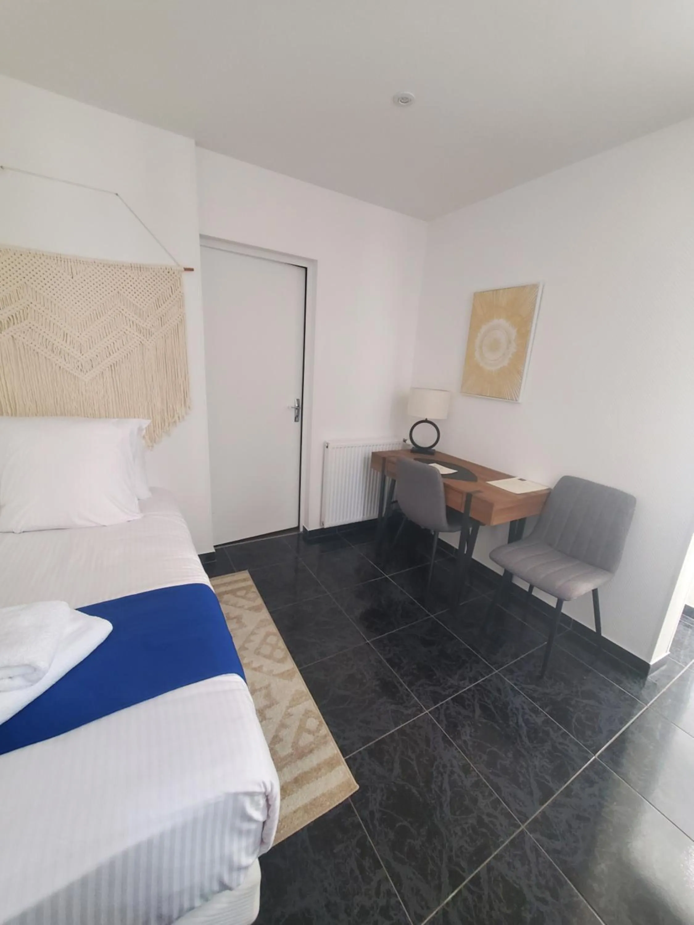 Living room, Bed in Logis Hôtel Belle Etoile Vichy