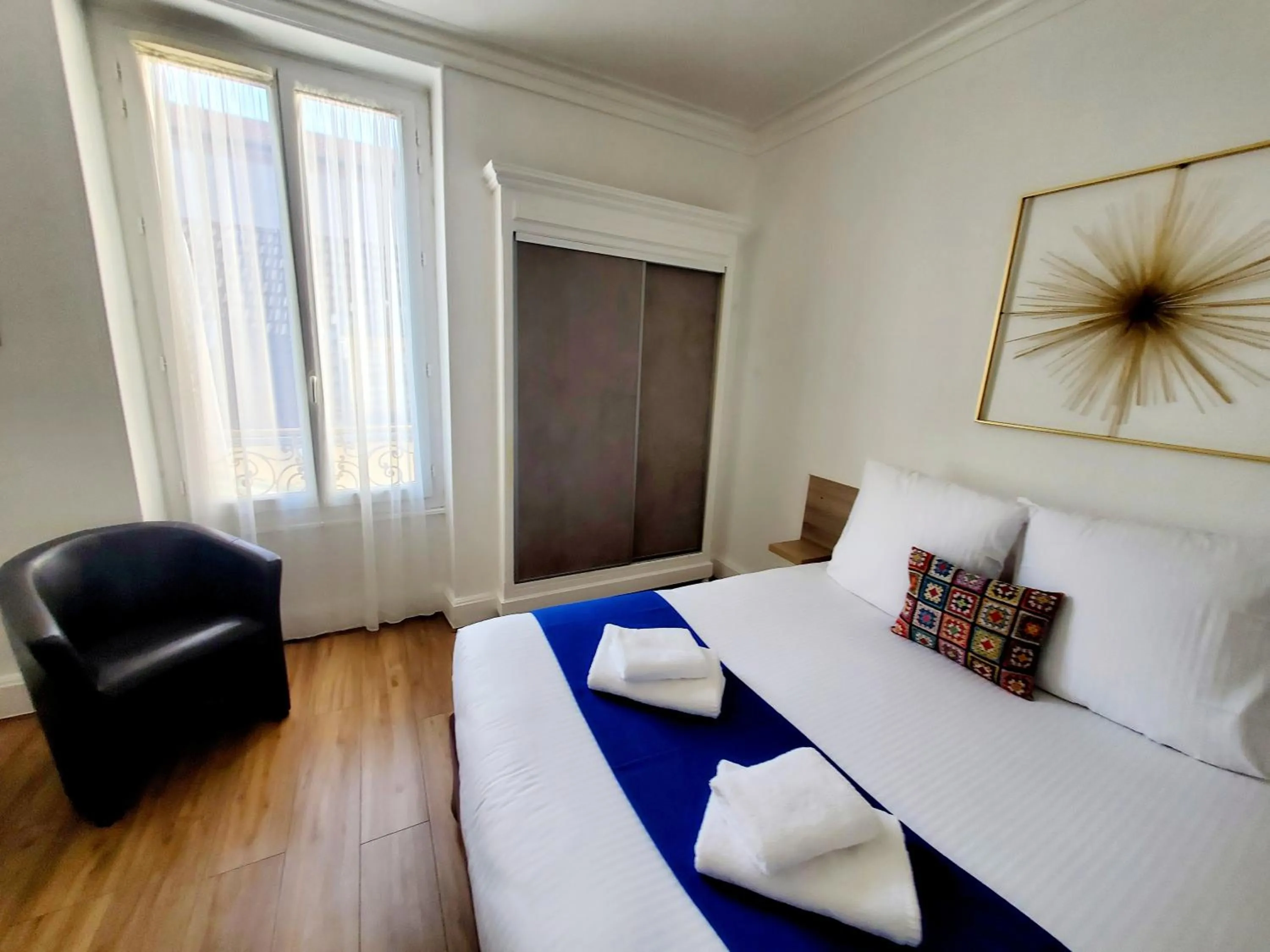 Bed in Logis Hôtel Belle Etoile Vichy