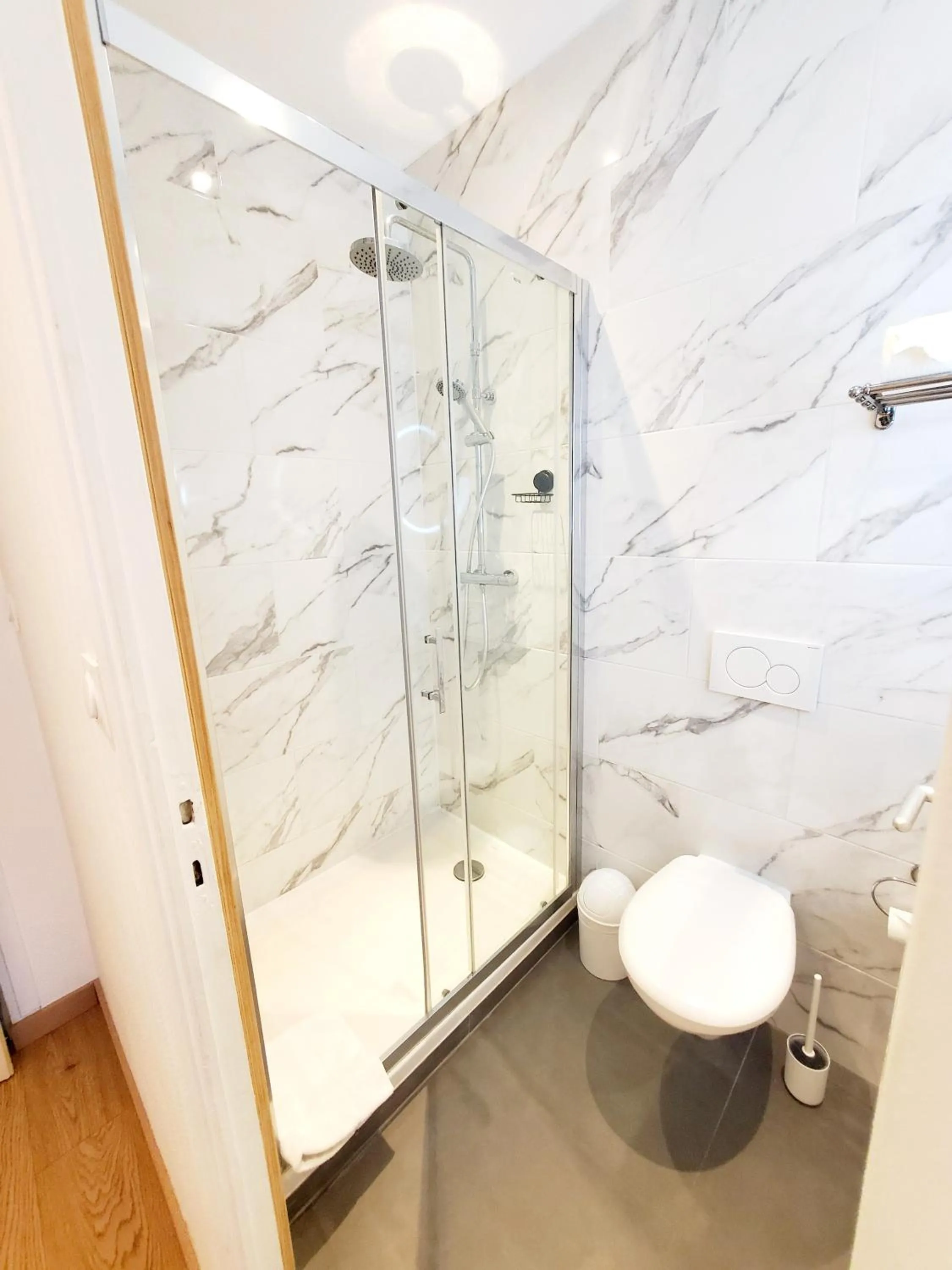 Shower in Logis Hôtel Belle Etoile Vichy